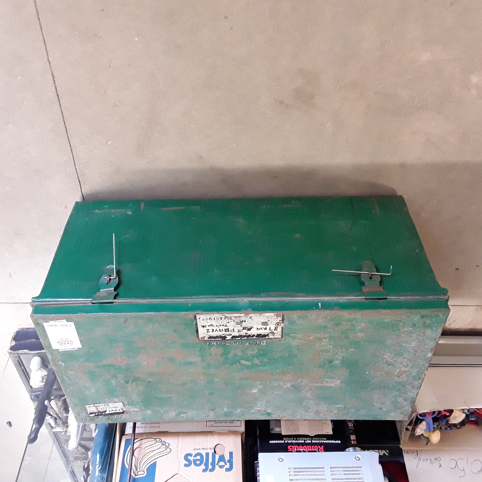 <p>Malle métallique verte <br />ancienne<br />20,00 € T.T.C<br /><a href="/Article/123276?type=depose" style="color:white;" target="_blank">Lien vers l'article</a></p>