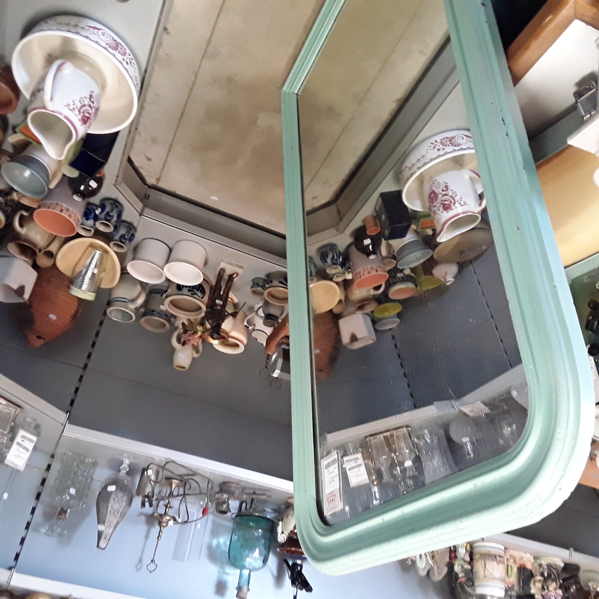 <p>Miroir arrondi vert<br />45,00 € T.T.C<br /><a href="/Article/123518?type=depose" style="color:white;" target="_blank">Lien vers l'article</a></p>