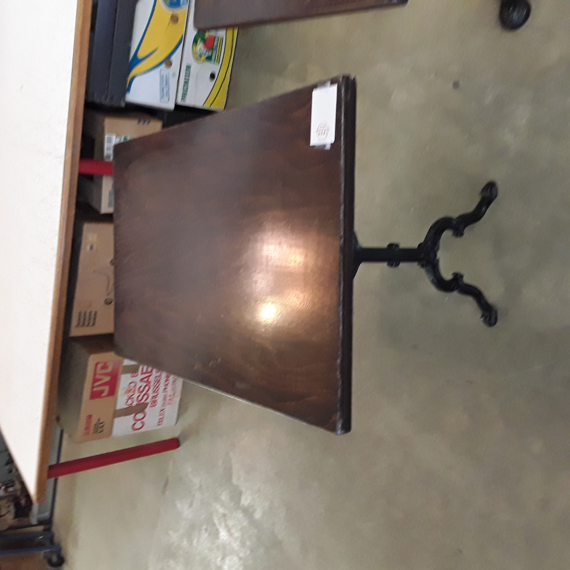 <p>Table en chêne foncé rectangle<br />110x70cm pied en font<br />110,00 € T.T.C<br /><a href="/Article/123442?type=depose" style="color:white;" target="_blank">Lien vers l'article</a></p>