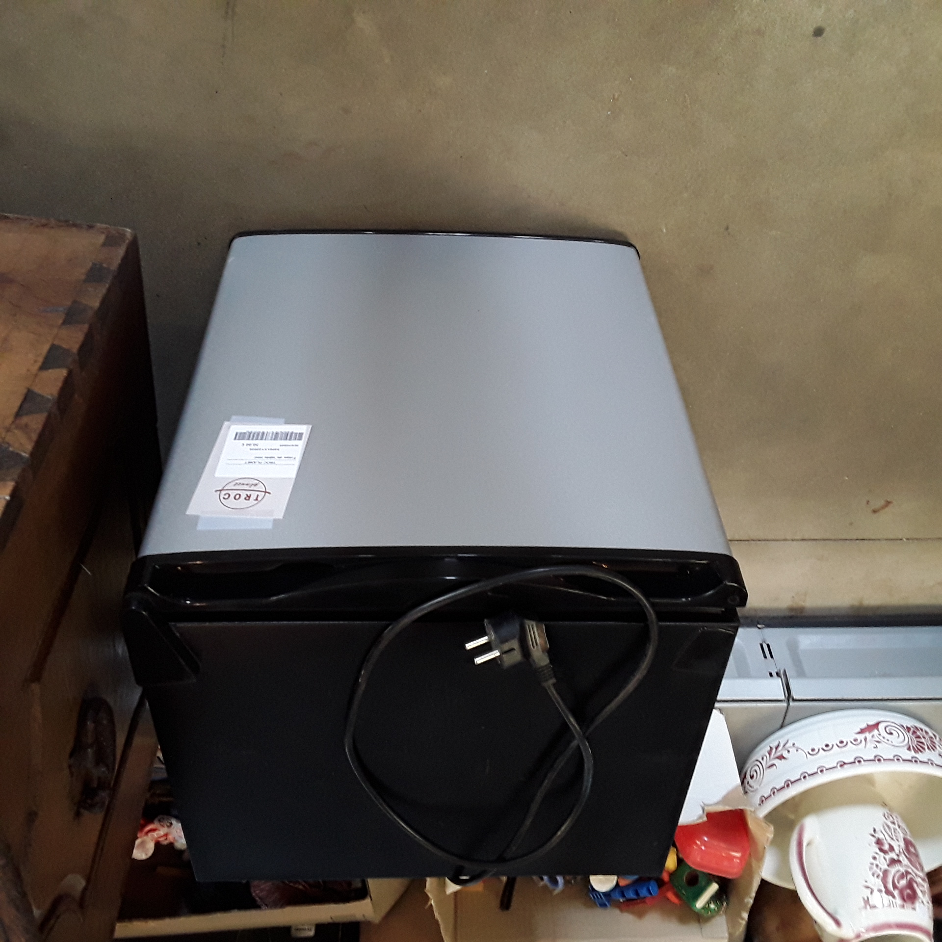 <p>Frigo de table noir<br />24,00 € T.T.C<br /><a href="/Article/122046?type=depose" style="color:white;" target="_blank">Lien vers l&#39;article</a></p>