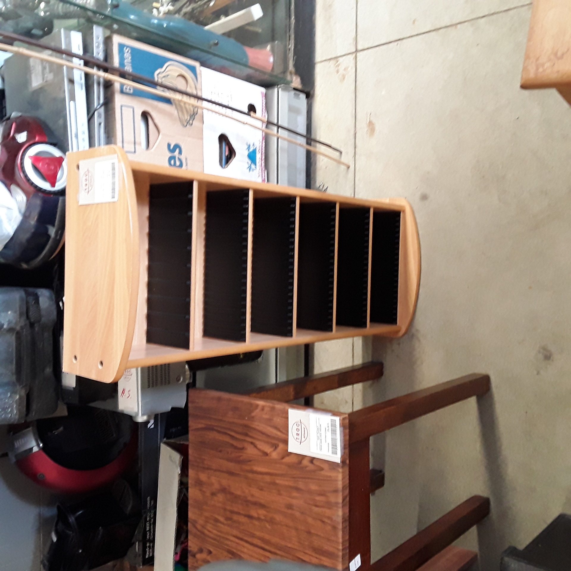 <p> Petit  Meuble à  CD Clair<br />20,00 € T.T.C<br /><a href="/Article/123462?type=depose" style="color:white;" target="_blank">Lien vers l'article</a></p>