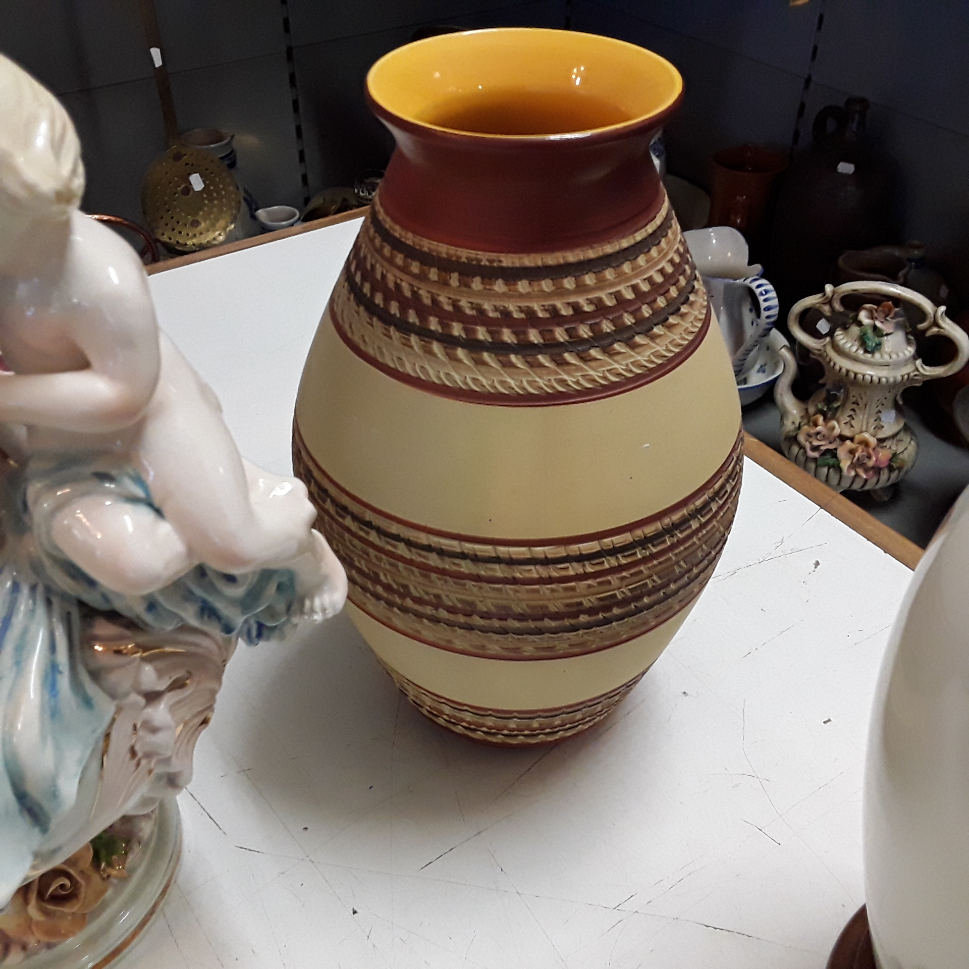 <p>Vase ton jaune ligné<br />16,00 € T.T.C<br /><a href="/Article/120783?type=depose" style="color:white;" target="_blank">Lien vers l&#39;article</a></p>