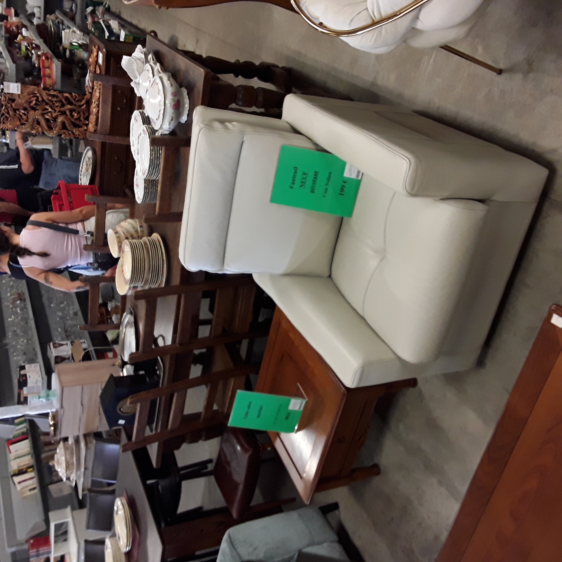 <p>Fauteuil pivotant cuir Italien<br />(516)<br />199,00 € T.T.C<br /><a href="/Article/4786?type=neuf" style="color:white;" target="_blank">Lien vers l'article</a></p>