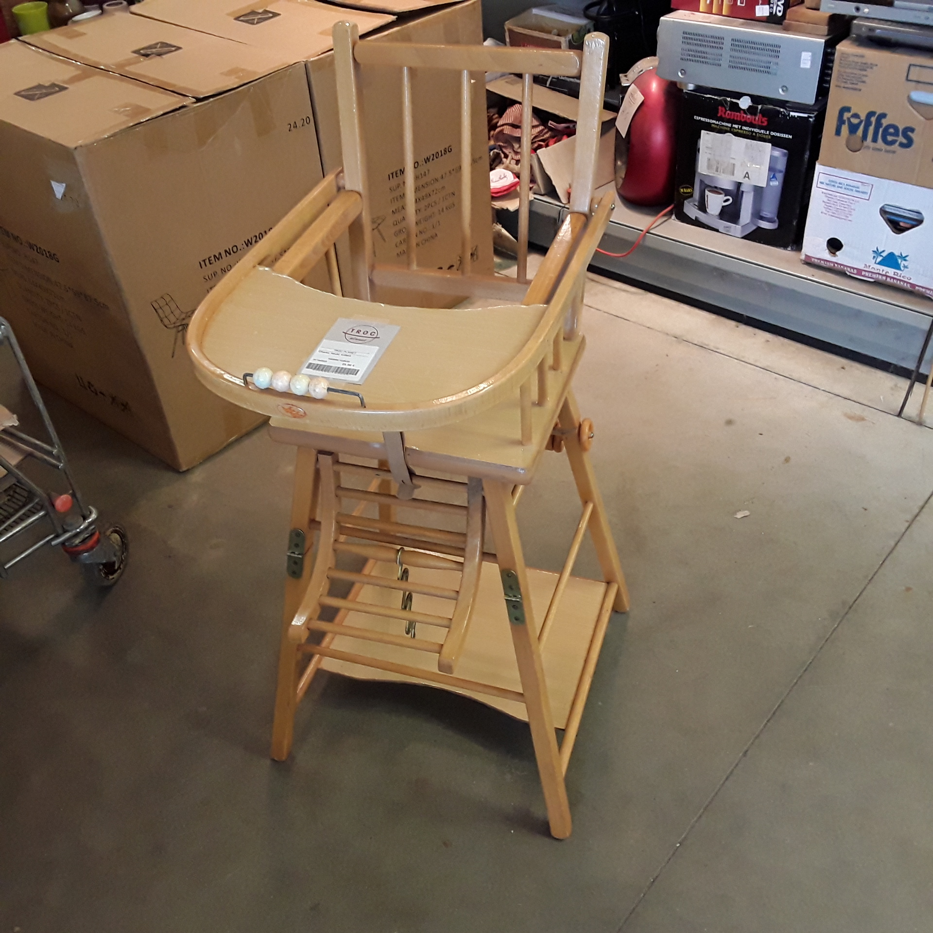 <p>Chaise haute enfant<br />20,00 € T.T.C<br /><a href="/Article/122635?type=depose" style="color:white;" target="_blank">Lien vers l&#39;article</a></p>