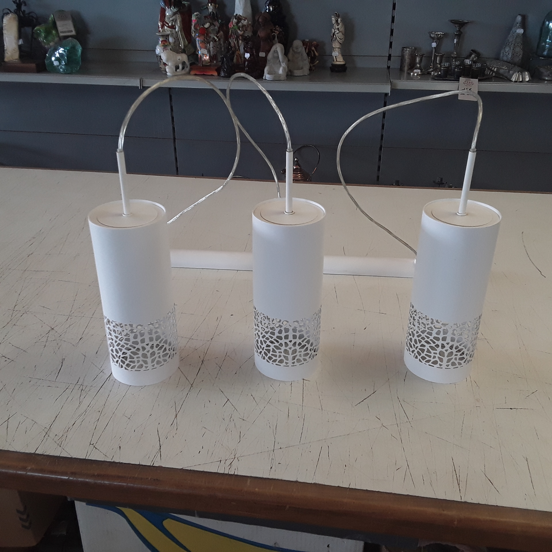 <p>suspension Eglo moderne<br />3 lampes blanches<br />40,00 € T.T.C<br /><a href="/Article/122288?type=depose" style="color:white;" target="_blank">Lien vers l&#39;article</a></p>