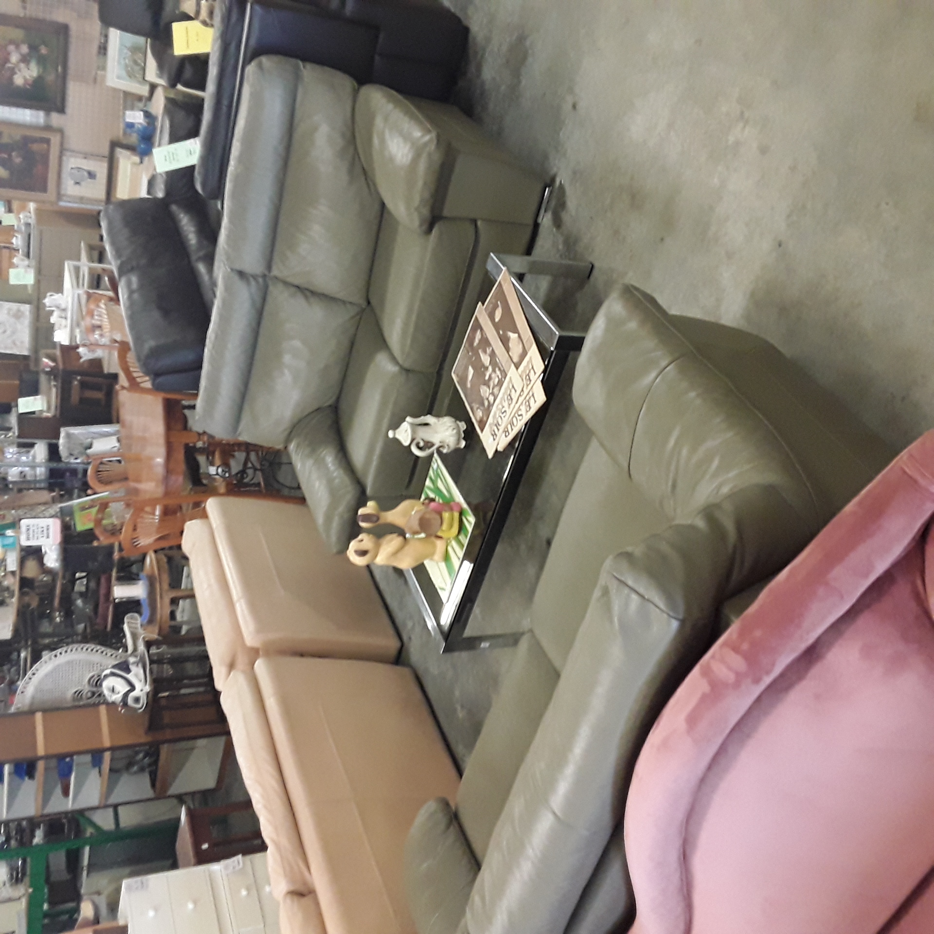 <p>Divan 3 pl +2 pl couleur taupe<br />200x 90   et 160x 90cm<br />600,00 € T.T.C<br /><a href="/Article/124022?type=depose" style="color:white;" target="_blank">Lien vers l'article</a></p>