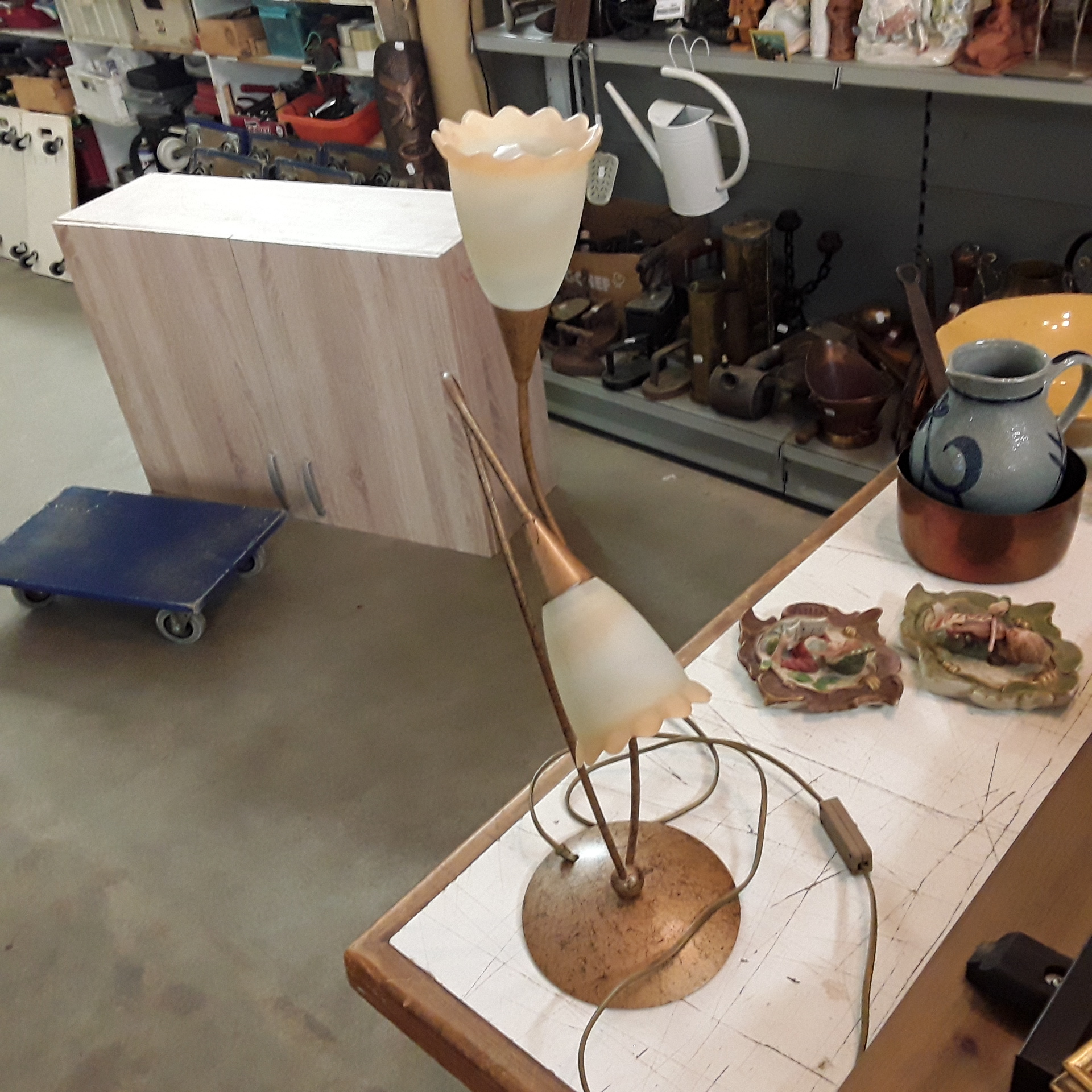 <p>Lampe double bobèches<br />fleurs<br />12,00 € T.T.C<br /><a href="/Article/122740?type=depose" style="color:white;" target="_blank">Lien vers l'article</a></p>