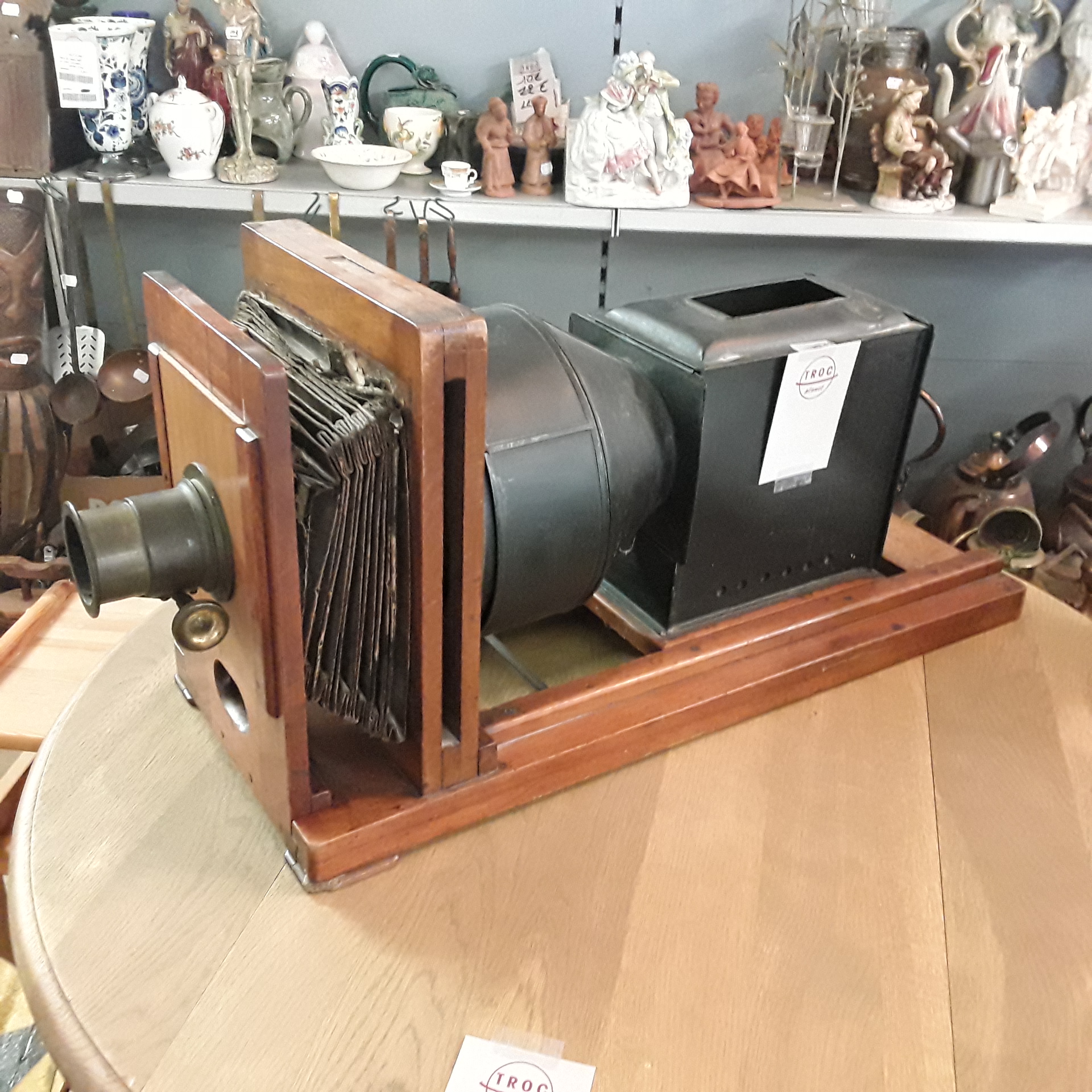 <p>Porjecteur ancien<br />"Lanterne magique"<br />175,00 € T.T.C<br /><a href="/Article/122382?type=depose" style="color:white;" target="_blank">Lien vers l&#39;article</a></p>