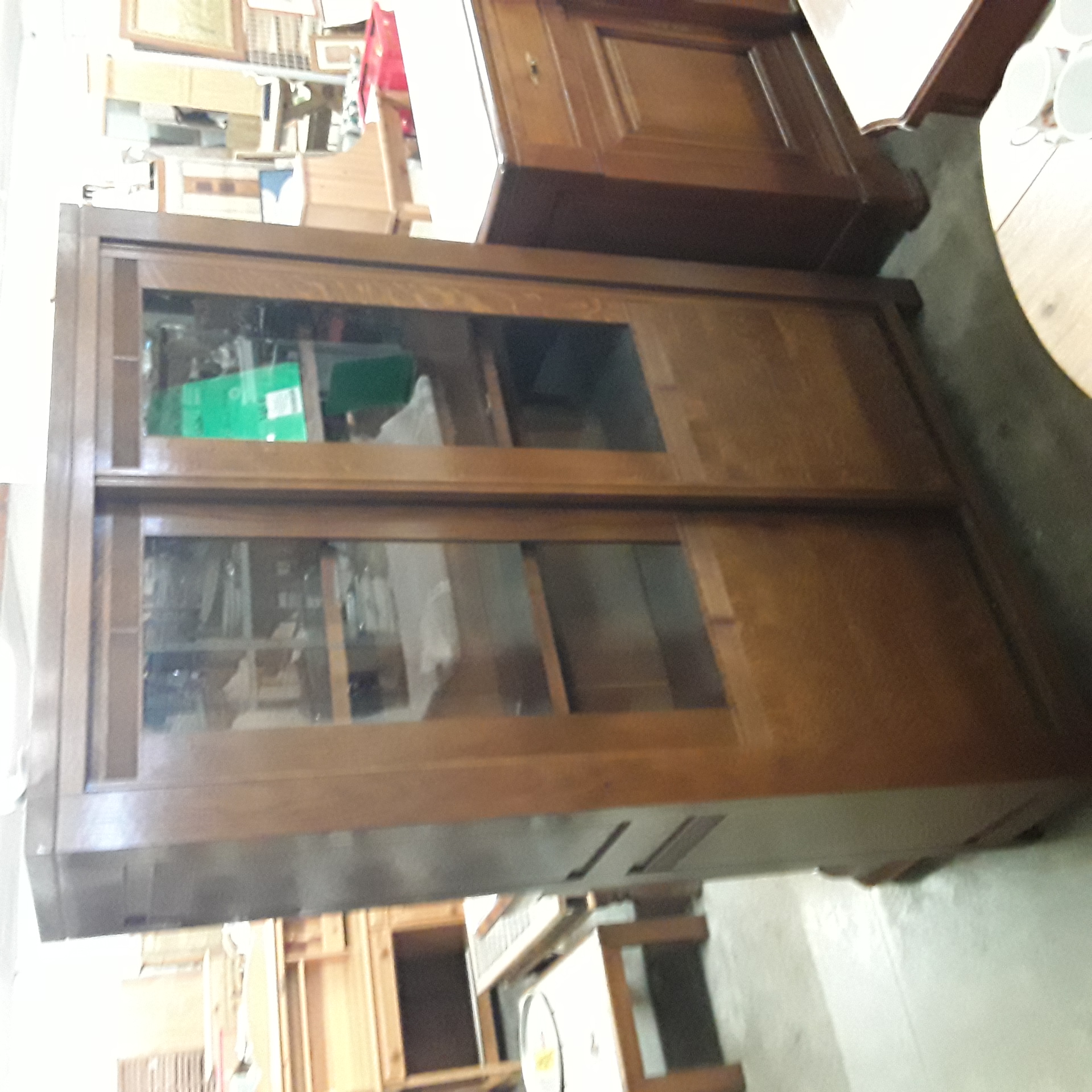 <p>Armoire vitrée chêne (233)<br />portes coulissantes 120 x 180 <br />345,00 € T.T.C<br /><a href="/Article/4783?type=neuf" style="color:white;" target="_blank">Lien vers l'article</a></p>
