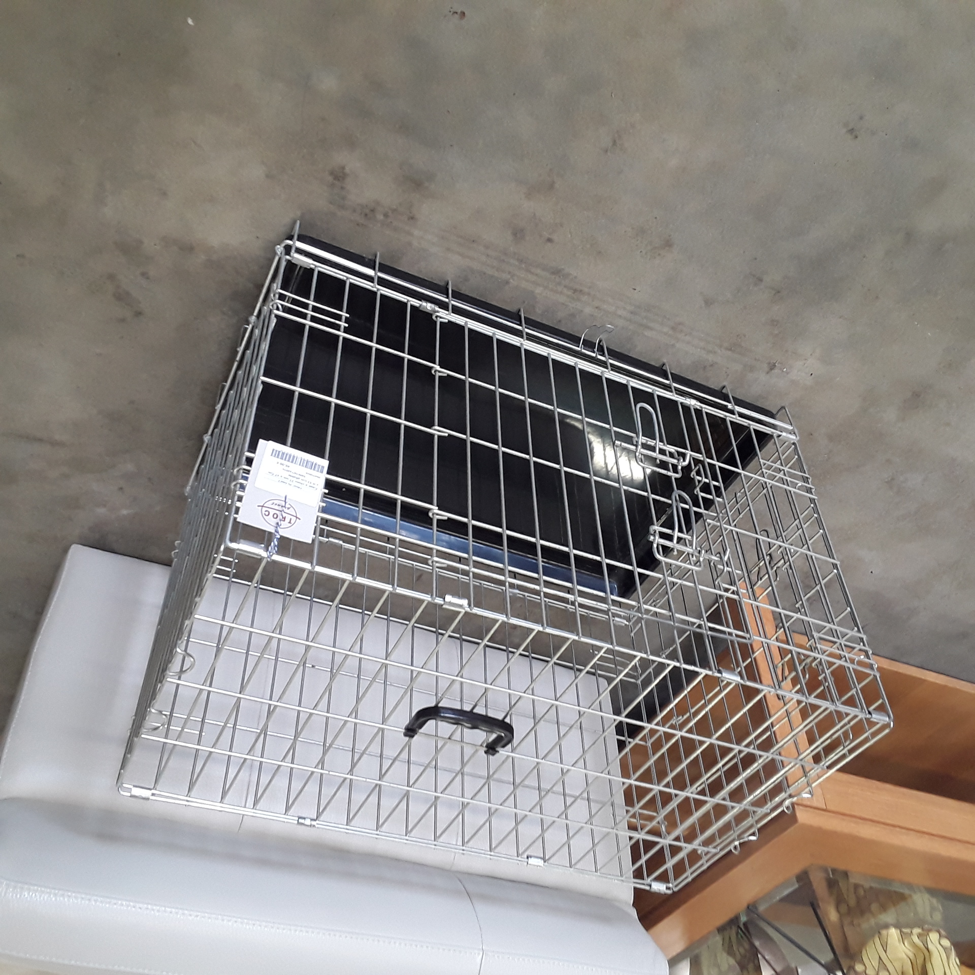 <p>Cage à chien 77 cm x 47 Cm<br />x H 53 Cm pliable<br />32,00 € T.T.C<br /><a href="/Article/122015?type=depose" style="color:white;" target="_blank">Lien vers l&#39;article</a></p>