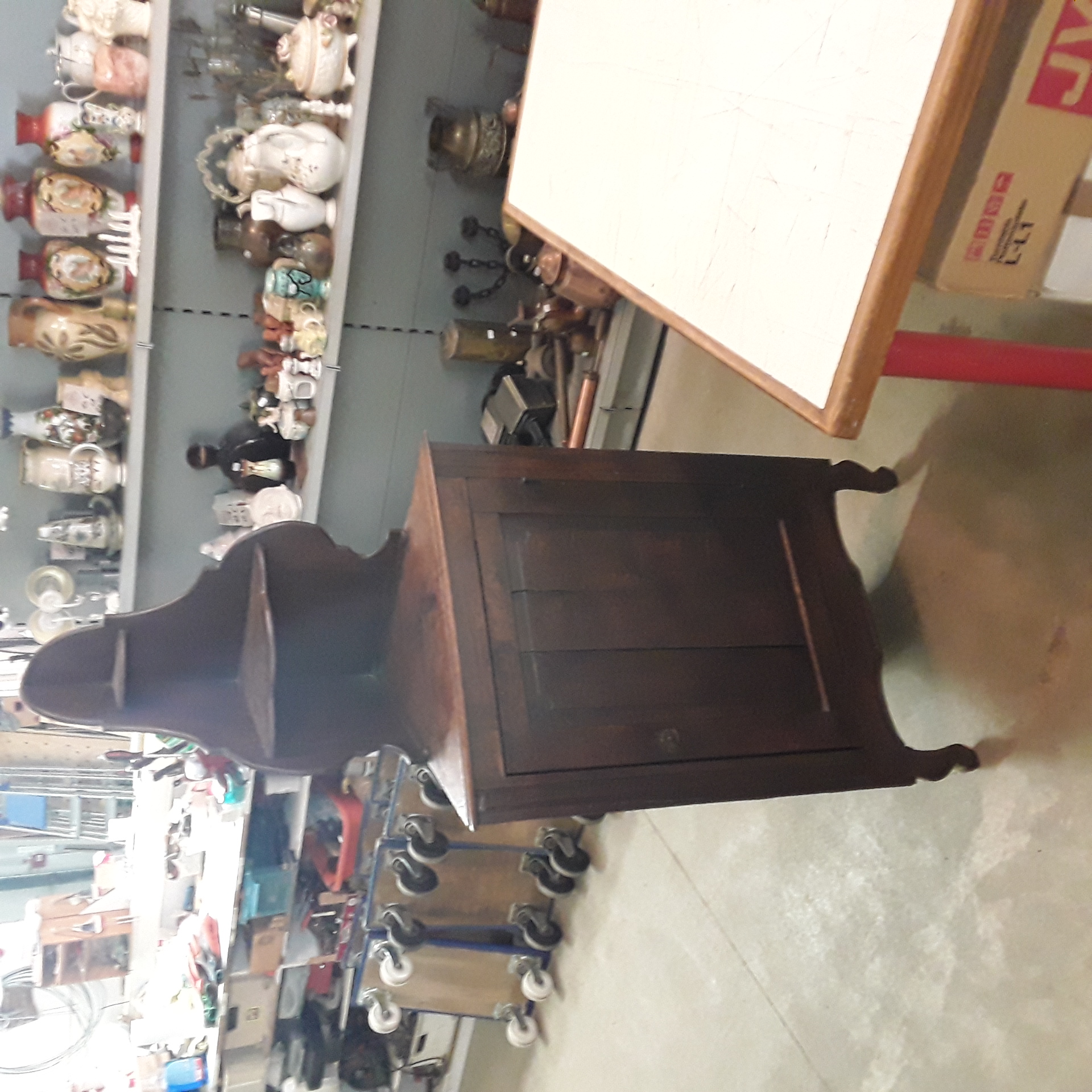 <p>Meuble en coin Chêne foncé<br />60,00 € T.T.C<br /><a href="/Article/123479?type=depose" style="color:white;" target="_blank">Lien vers l'article</a></p>