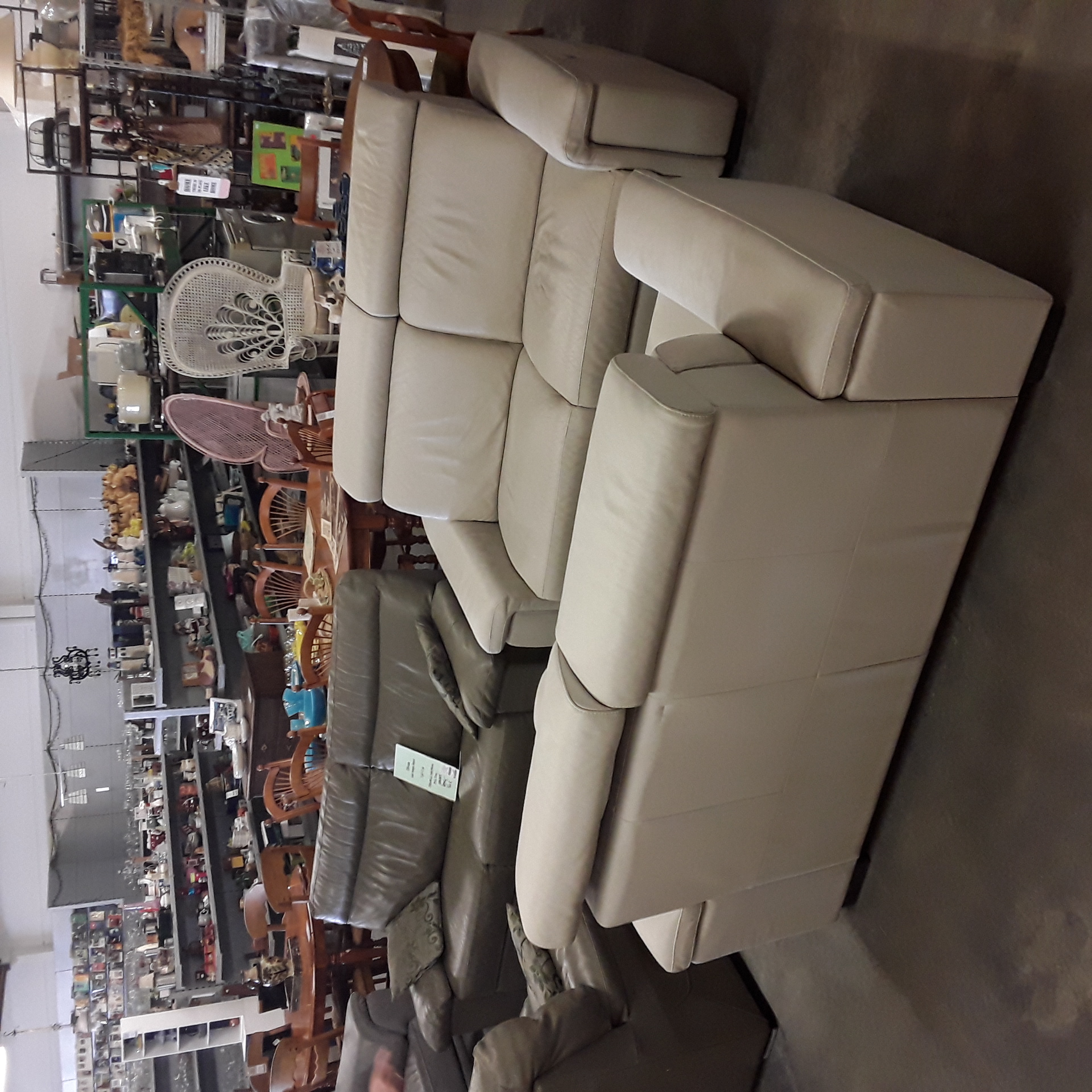 <p>Fauteuil  2pl electrique + 2pl<br />Cuir blanc poltrone et sofa<br />550,00 € T.T.C<br /><a href="/Article/124320?type=depose" style="color:white;" target="_blank">Lien vers l'article</a></p>