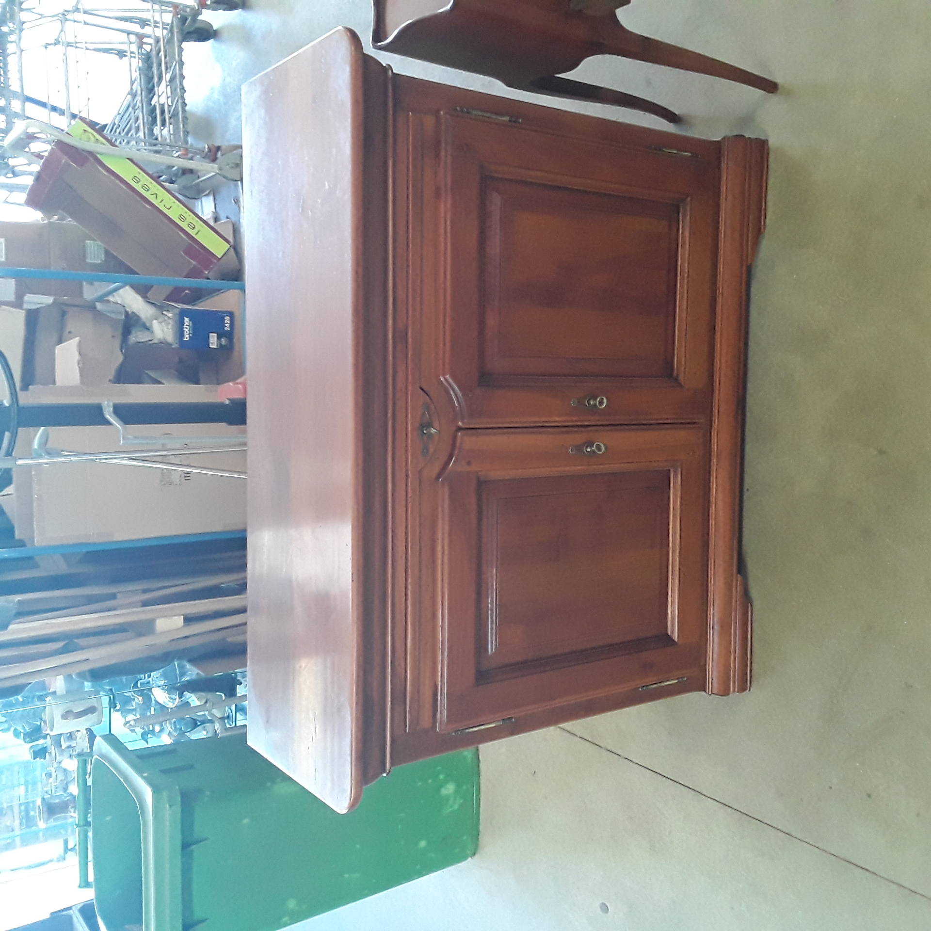 <p>Meuble Bar Merisier<br /> 2 portes 1 tablette<br />70,00 € T.T.C<br /><a href="/Article/123427?type=depose" style="color:white;" target="_blank">Lien vers l'article</a></p>