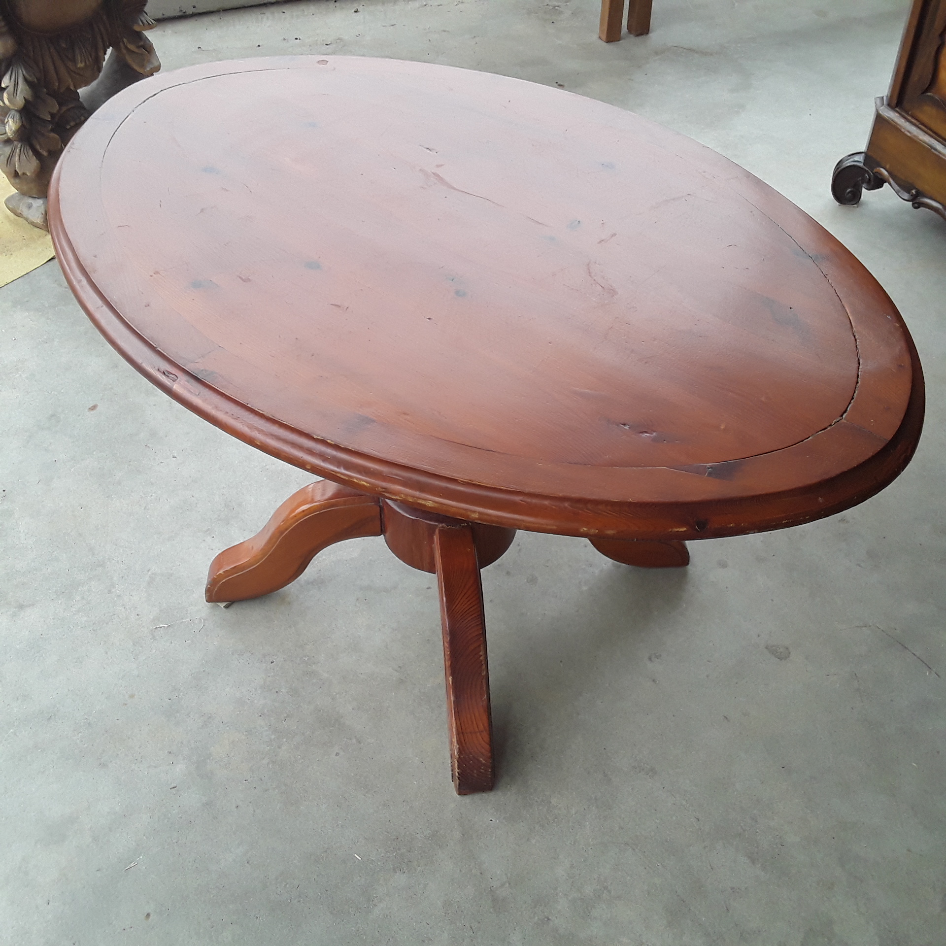 <p>Table basse guéridon ovale<br />50,00 € T.T.C<br /><a href="/Article/122283?type=depose" style="color:white;" target="_blank">Lien vers l&#39;article</a></p>