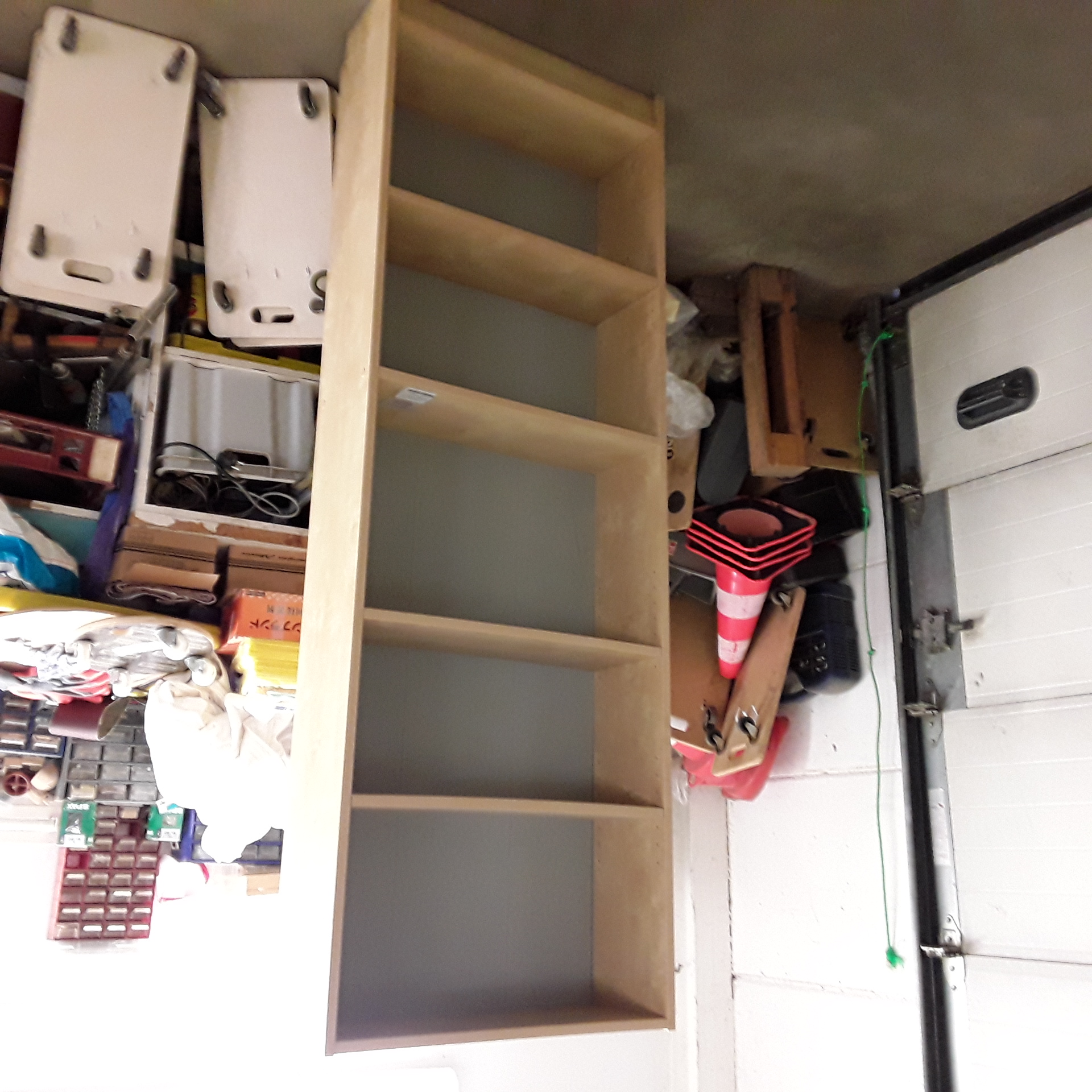 <p>Bibliothèque moderne<br />68 cm large<br />30,00 € T.T.C<br /><a href="/Article/122975?type=depose" style="color:white;" target="_blank">Lien vers l'article</a></p>