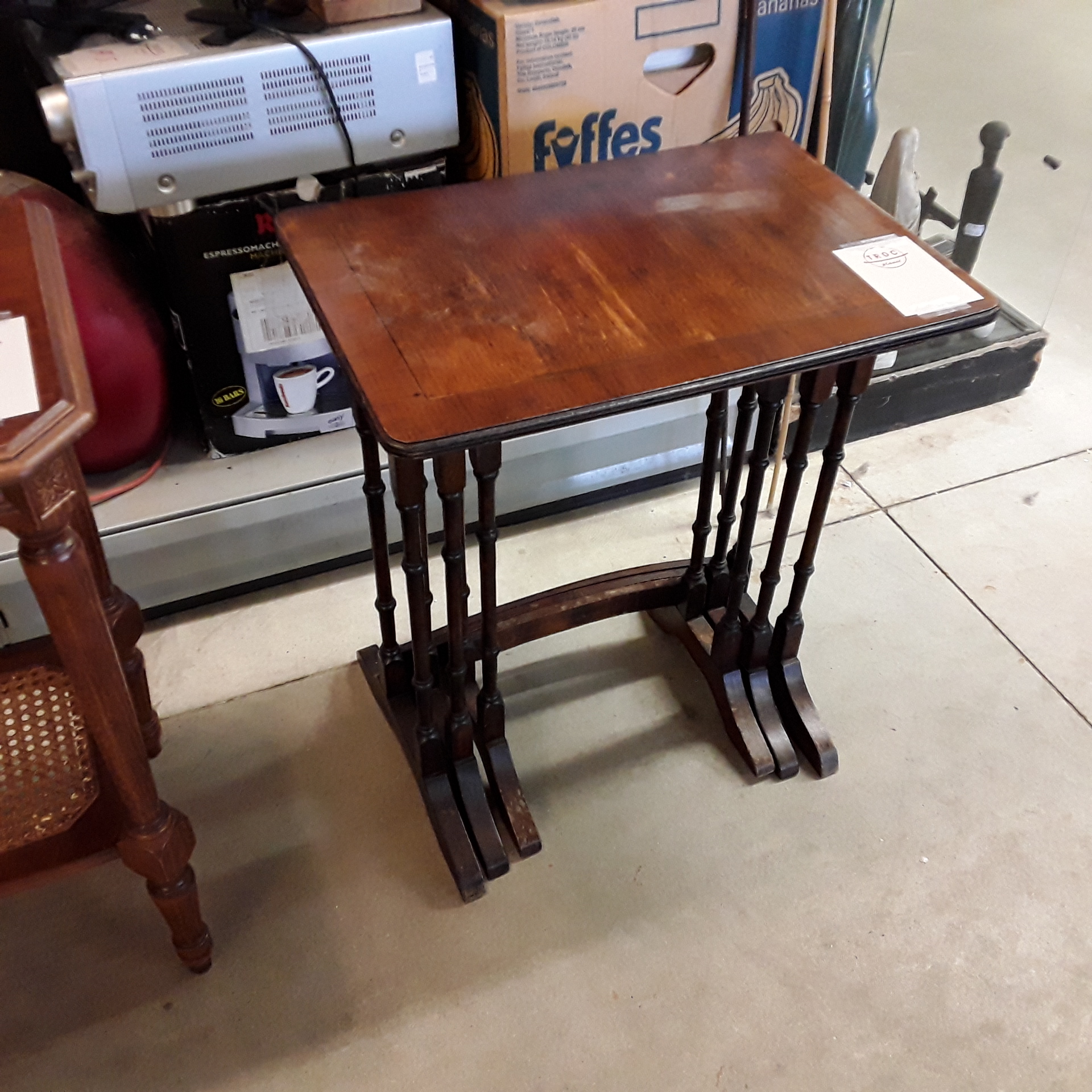 <p>Série 3 tables gigognes<br />25,00 € T.T.C<br /><a href="/Article/122840?type=depose" style="color:white;" target="_blank">Lien vers l'article</a></p>