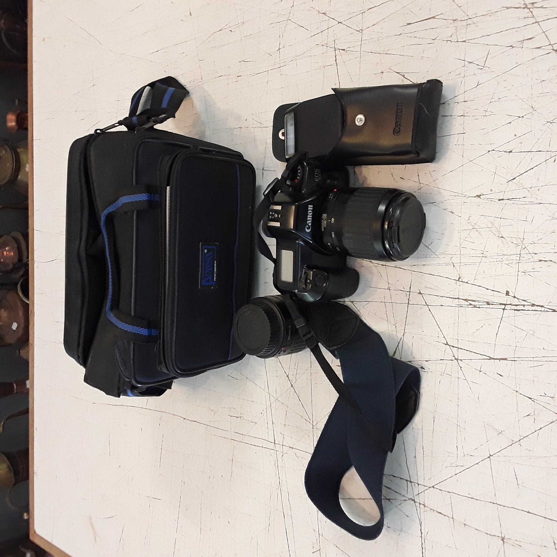 <p>Appareil photo CANON<br />+ accessoires<br />60,00 € T.T.C<br /><a href="/Article/124305?type=depose" style="color:white;" target="_blank">Lien vers l'article</a></p>