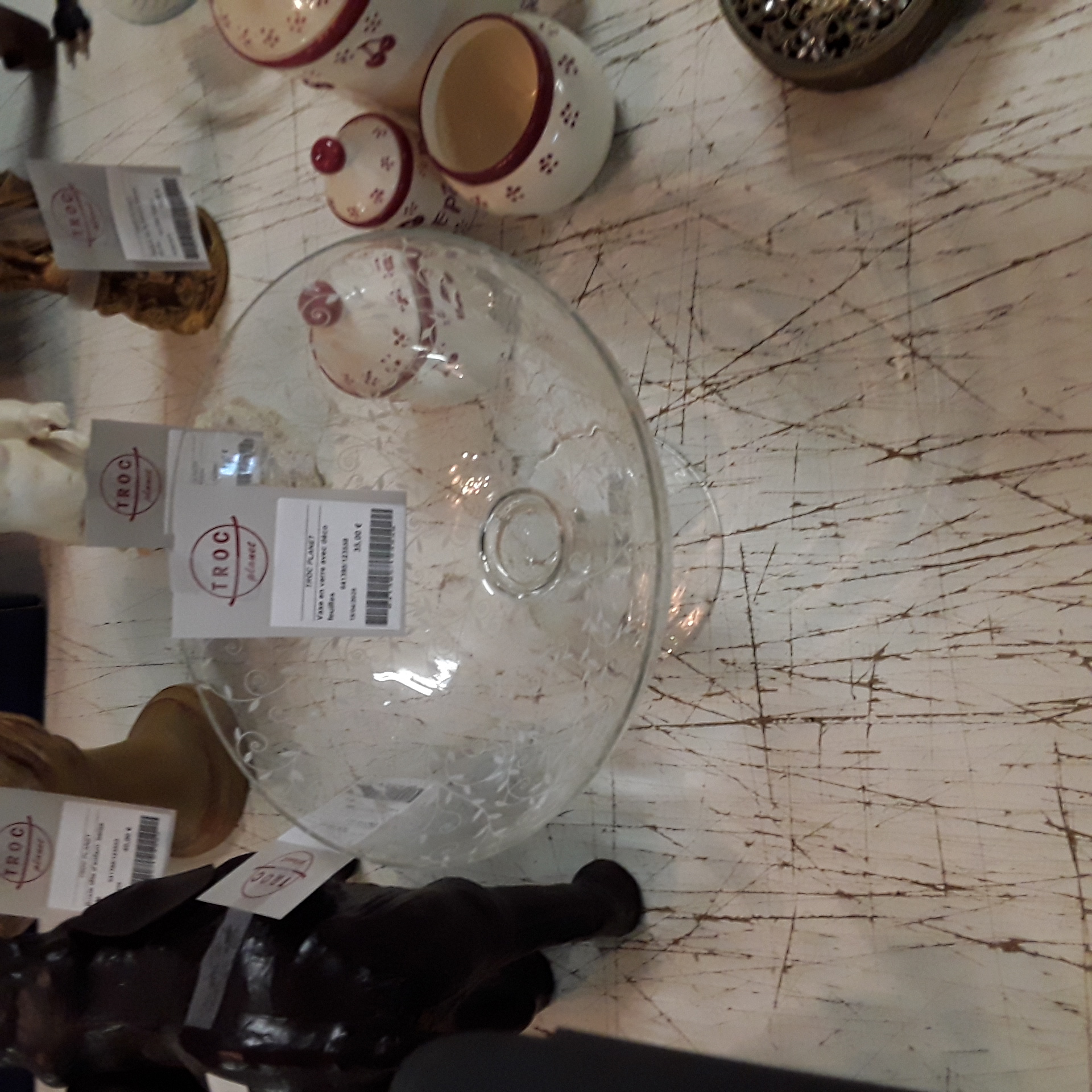 <p>Vase en verre avec déco<br />feuilles<br />35,00 € T.T.C<br /><a href="/Article/123558?type=depose" style="color:white;" target="_blank">Lien vers l'article</a></p>