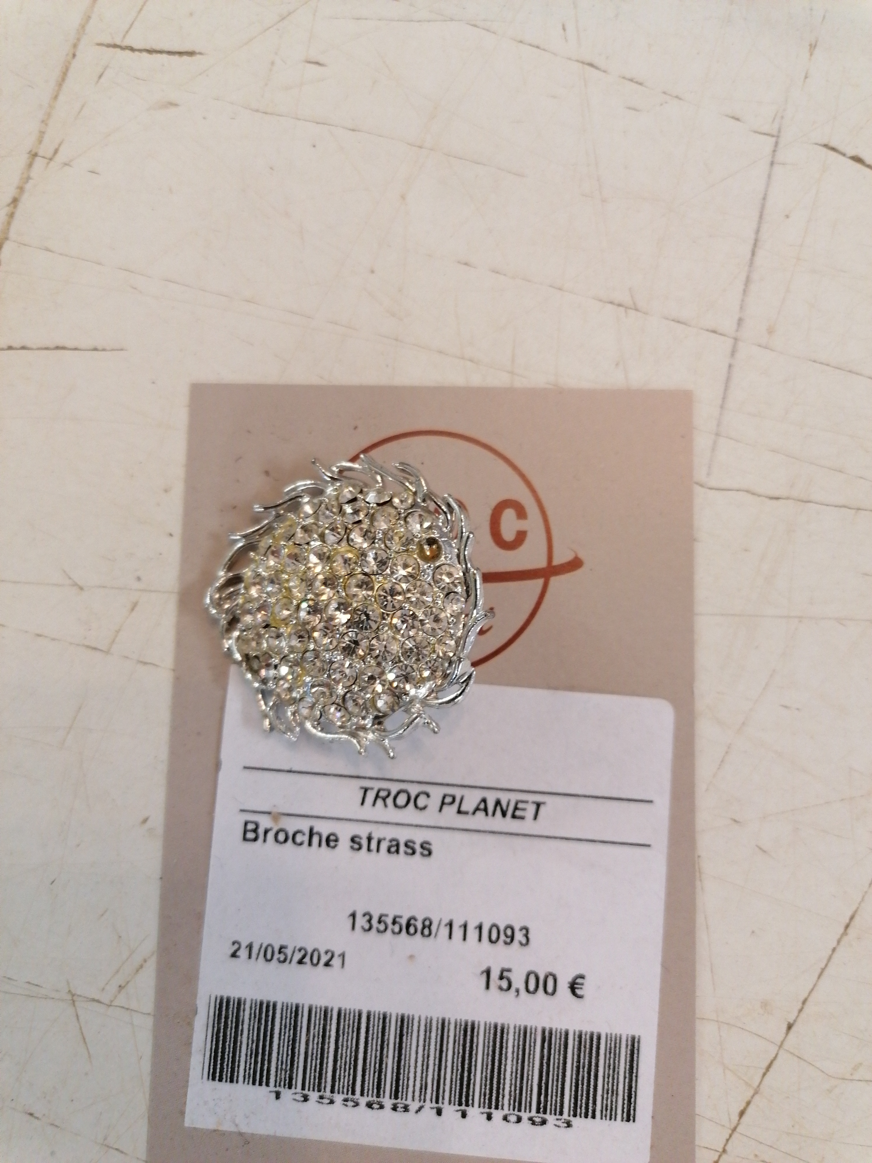 <p>Broche strass <br />9,00 € T.T.C<br /><a href="/Article/111093?type=depose" style="color:white;" target="_blank">Lien vers l&#39;article</a></p>