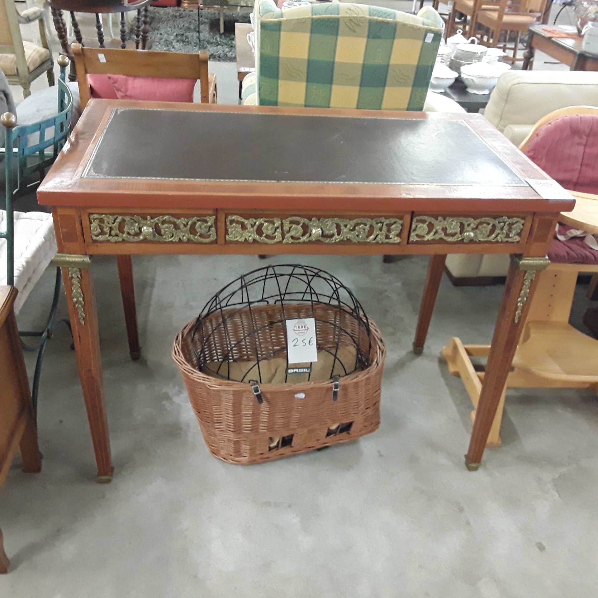 <p>Bureau 3 tiroirs style Louis<br />XVI avec cuir<br />150,00 € T.T.C<br /><a href="/Article/121831?type=depose" style="color:white;" target="_blank">Lien vers l&#39;article</a></p>
