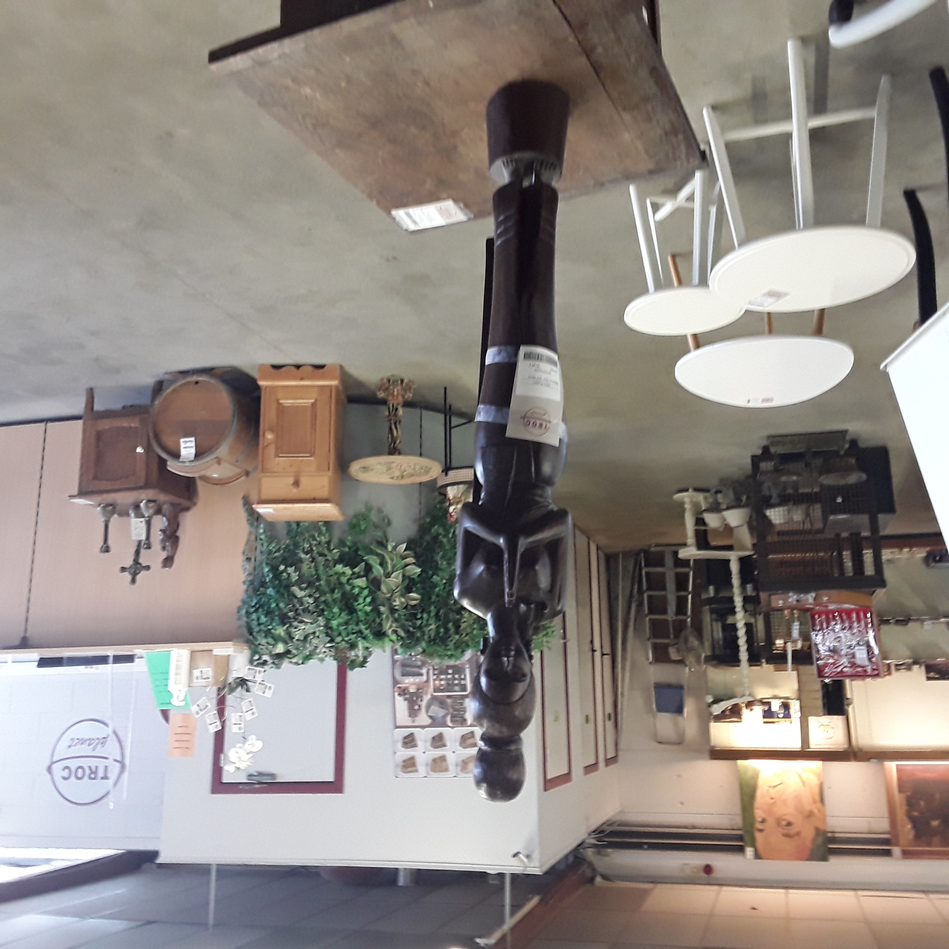 <p>Statue en bois  thaî dame<br />25,00 € T.T.C<br /><a href="/Article/123209?type=depose" style="color:white;" target="_blank">Lien vers l'article</a></p>