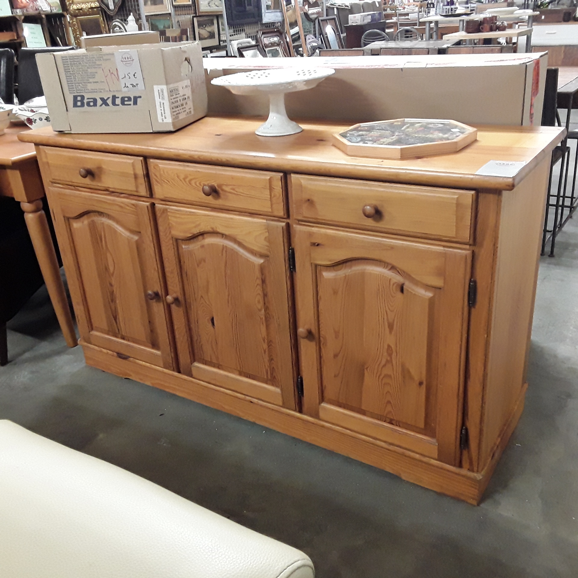 <p>Dresse en pin 3 portes<br />3 tiroirs<br />75,00 € T.T.C<br /><a href="/Article/122748?type=depose" style="color:white;" target="_blank">Lien vers l'article</a></p>