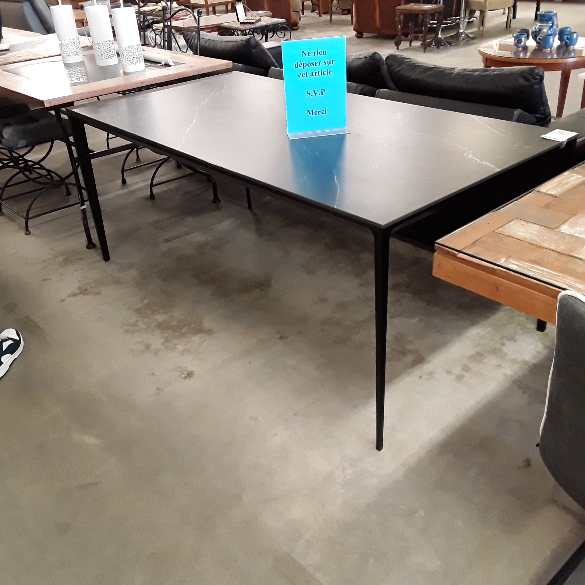 <p>Table céramique 180 x 90 cm<br />540,00 € T.T.C<br /><a href="/Article/122969?type=depose" style="color:white;" target="_blank">Lien vers l'article</a></p>