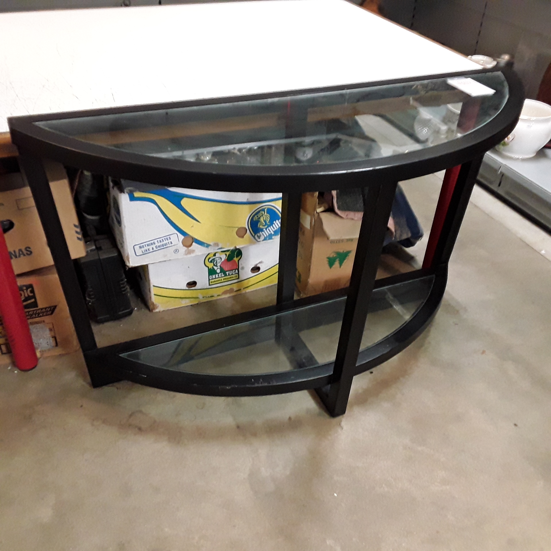 <p>Console arrondie vitrée<br />40,00 € T.T.C<br /><a href="/Article/122885?type=depose" style="color:white;" target="_blank">Lien vers l'article</a></p>