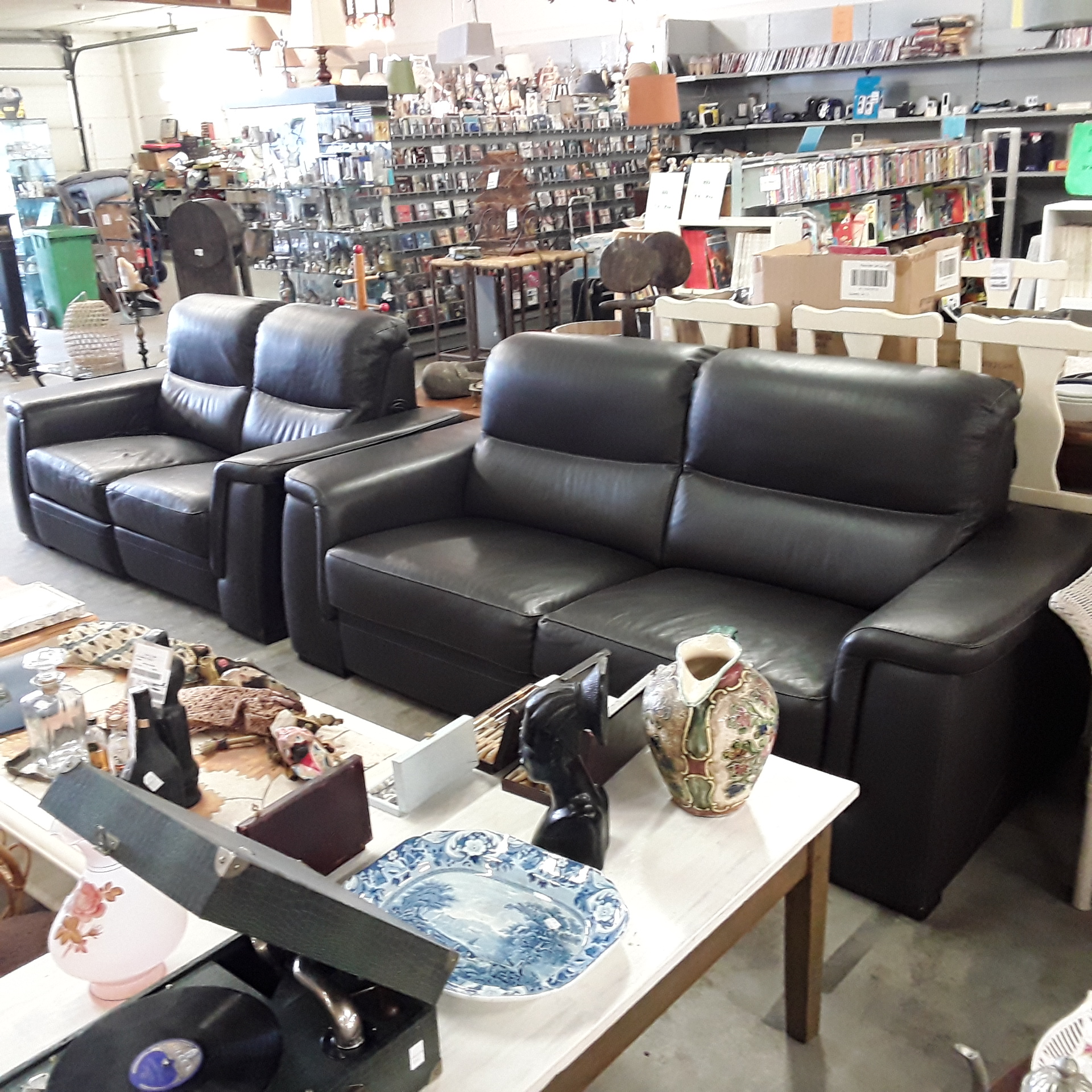 <p>Salon en cuir brun foncé<br />3 fixe + 2 élec + ACS<br />750,00 € T.T.C<br /><a href="/Article/122469?type=depose" style="color:white;" target="_blank">Lien vers l&#39;article</a></p>