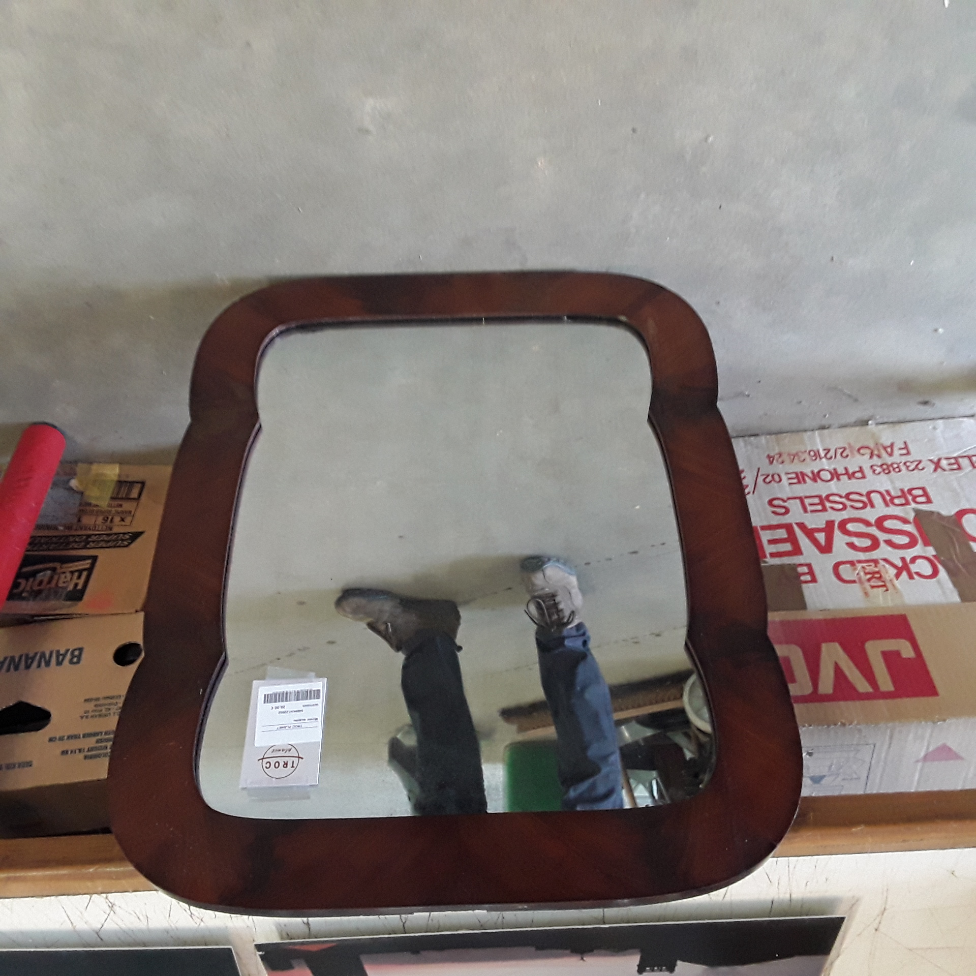 <p>Miroir acajou<br />16,00 € T.T.C<br /><a href="/Article/122052?type=depose" style="color:white;" target="_blank">Lien vers l&#39;article</a></p>