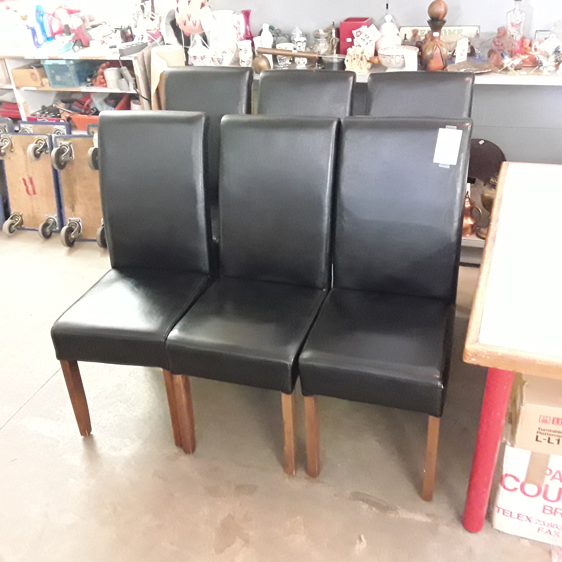 <p>Ensemble de 6 chaises<br />Simili cuir noir<br />195,00 € T.T.C<br /><a href="/Article/121767?type=depose" style="color:white;" target="_blank">Lien vers l&#39;article</a></p>