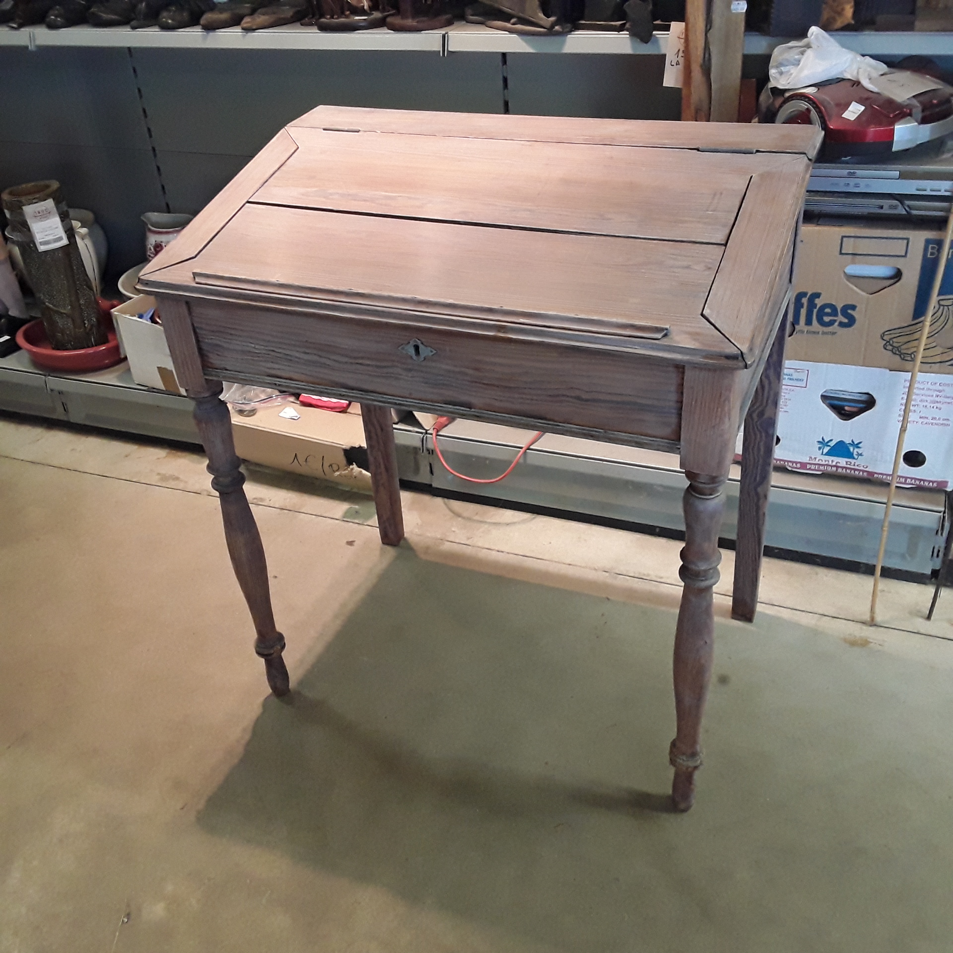 <p>Pupitre en pin<br />40,00 € T.T.C<br /><a href="/Article/122544?type=depose" style="color:white;" target="_blank">Lien vers l&#39;article</a></p>