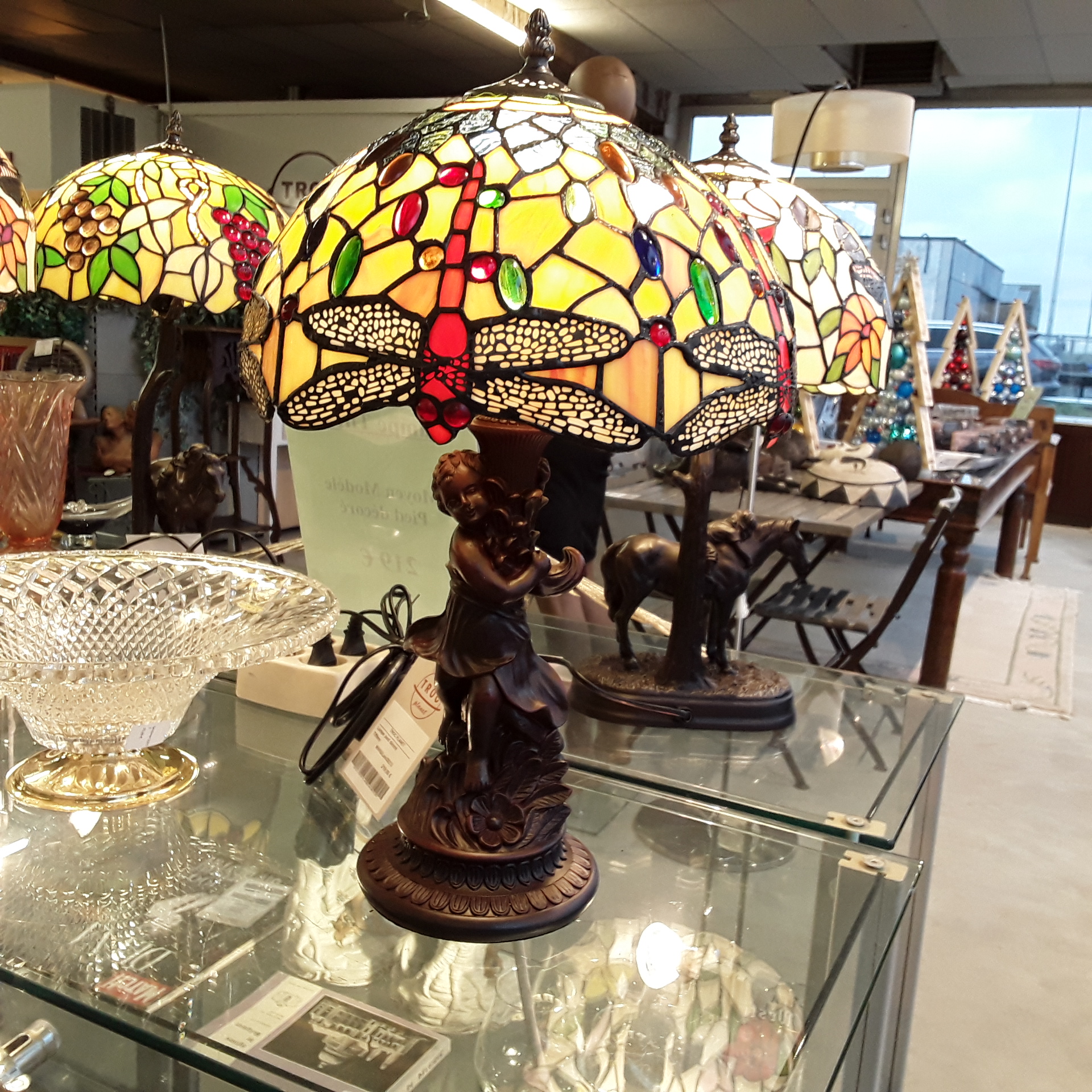 <p>Lampe pied décoré<br />Tiffany<br />219,00 € T.T.C<br /><a href="/Article/4643?type=neuf" style="color:white;" target="_blank">Lien vers l'article</a></p>