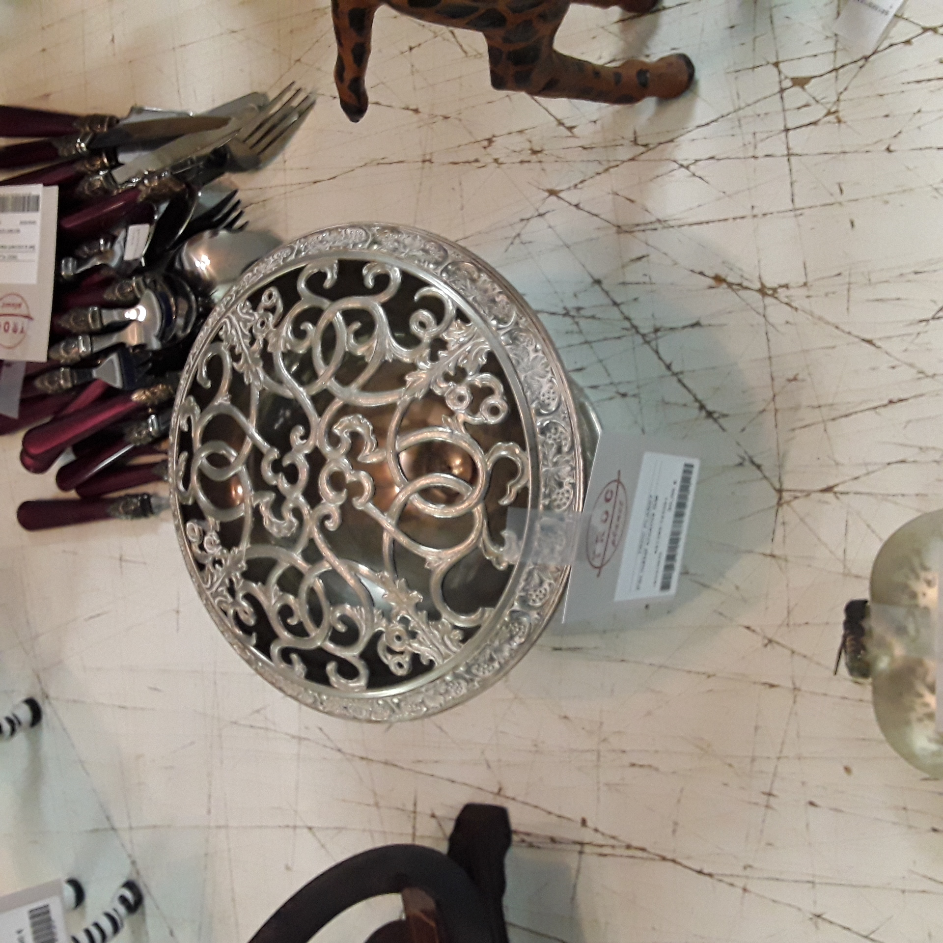 <p>Pôt métal argenté GM<br />30,00 € T.T.C<br /><a href="/Article/123561?type=depose" style="color:white;" target="_blank">Lien vers l'article</a></p>