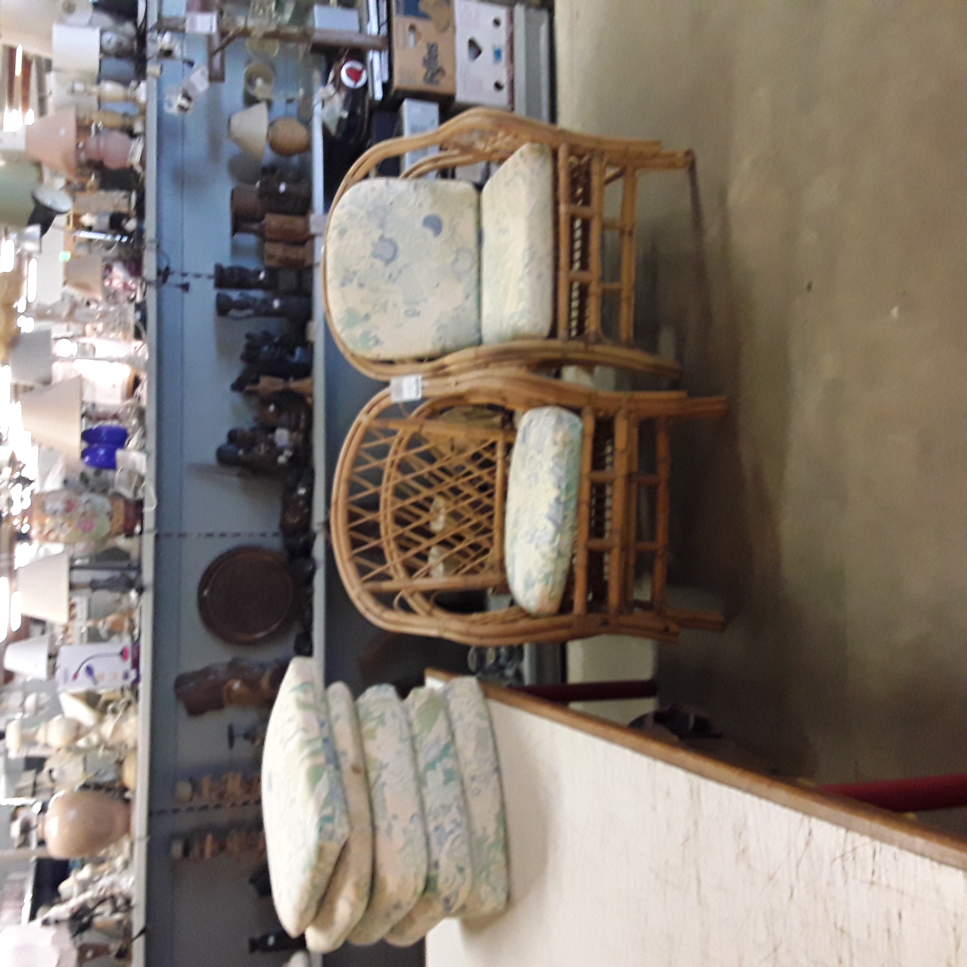 <p>Lot de 4 fauteuils rotin osier<br />vintage + coussins<br />140,00 € T.T.C<br /><a href="/Article/124215?type=depose" style="color:white;" target="_blank">Lien vers l'article</a></p>