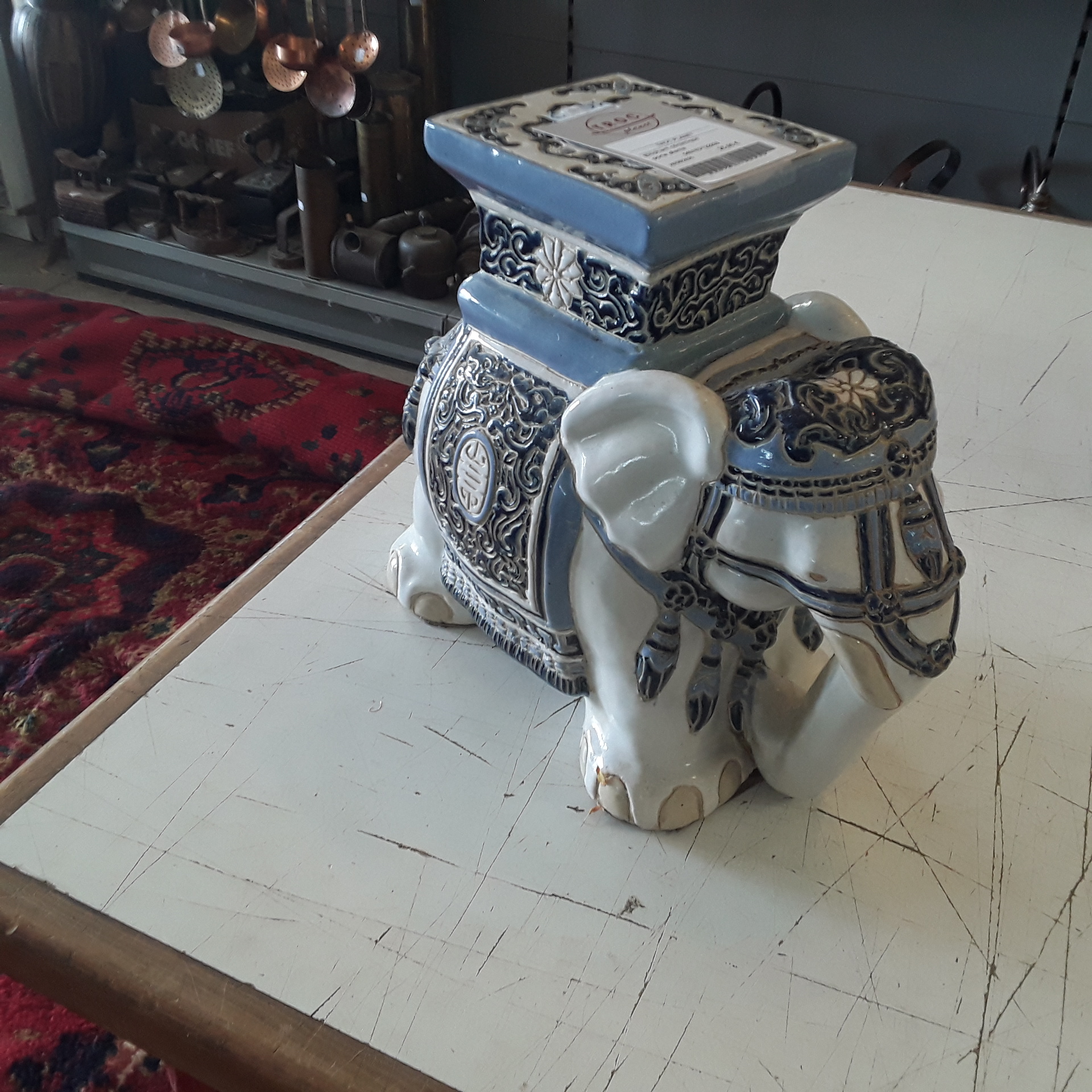 <p>Eléphant céramique<br />porte plante<br />25,00 € T.T.C<br /><a href="/Article/122239?type=depose" style="color:white;" target="_blank">Lien vers l&#39;article</a></p>