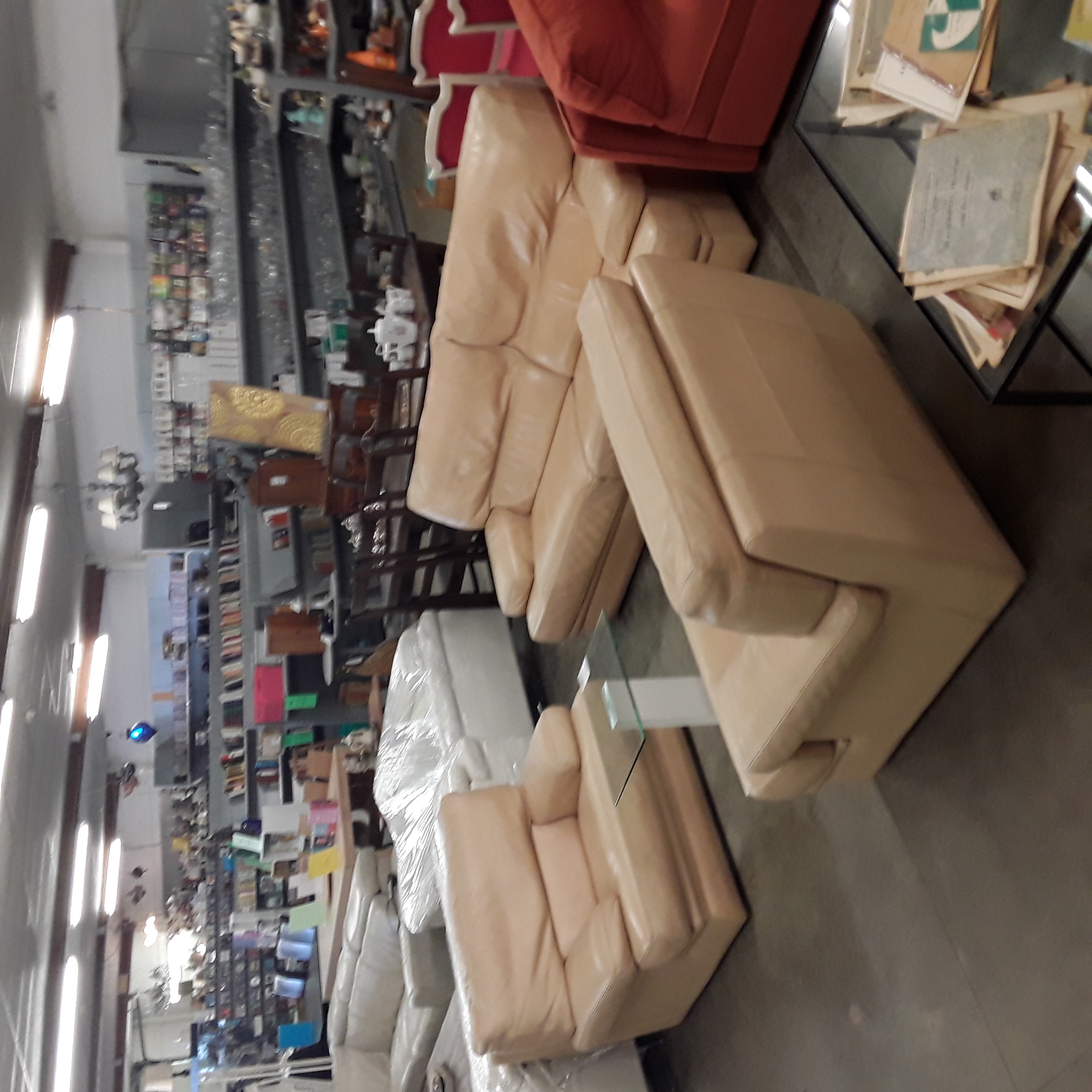 <p>Divan 2 places +  fauteuils<br />créme  cuir<br />395,00 € T.T.C<br /><a href="/Article/123577?type=depose" style="color:white;" target="_blank">Lien vers l'article</a></p>