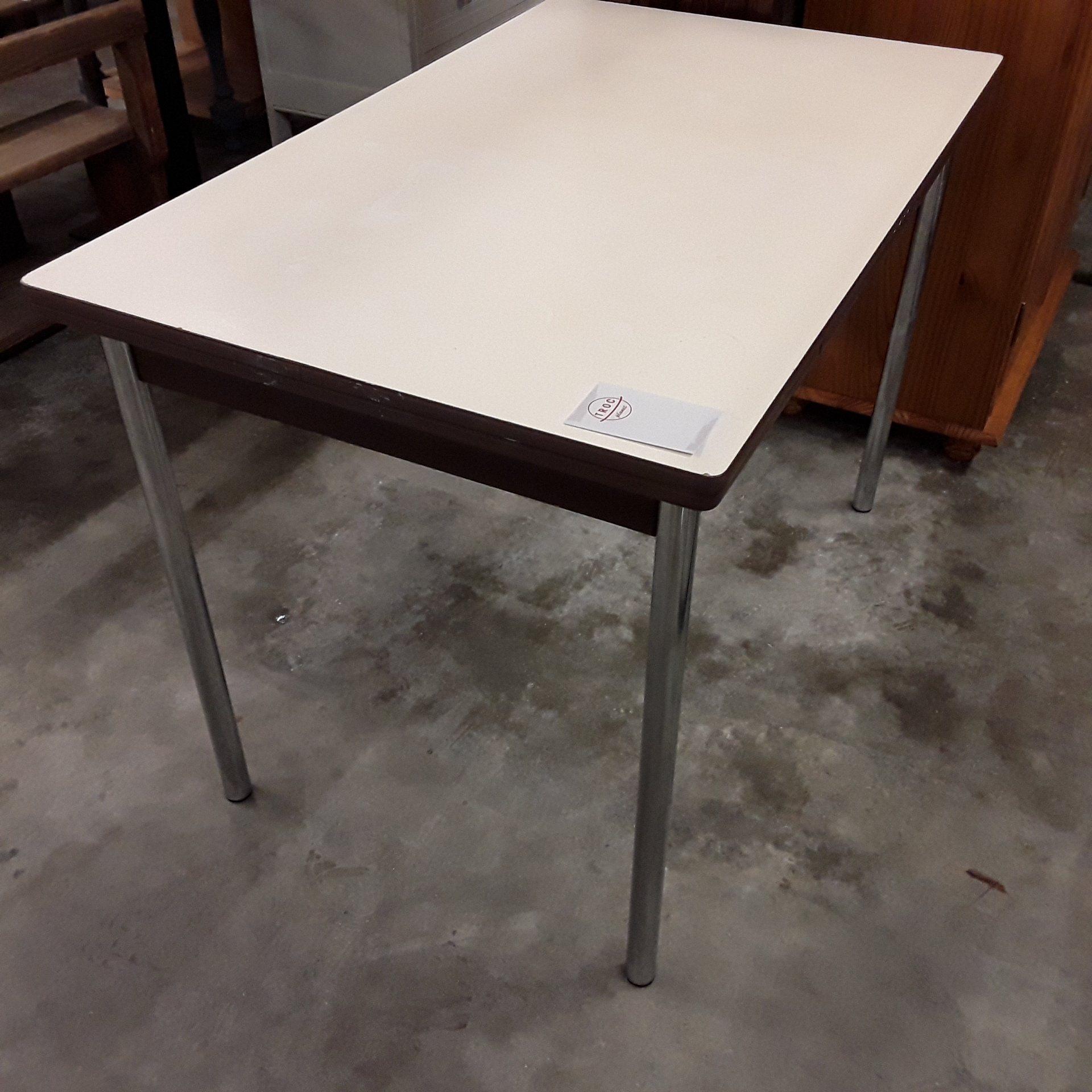 <p>Table cuisine formica<br />avec allonges<br />15,00 € T.T.C<br /><a href="/Article/122815?type=depose" style="color:white;" target="_blank">Lien vers l'article</a></p>