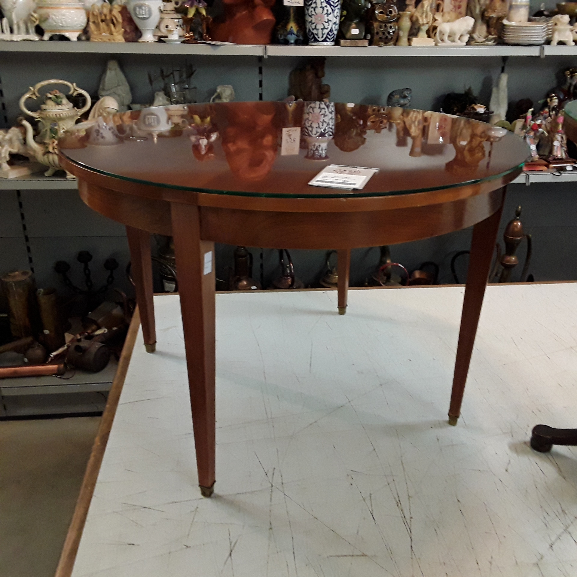 <p>Table salon ronde merisier<br />vitrée<br />50,00 € T.T.C<br /><a href="/Article/122891?type=depose" style="color:white;" target="_blank">Lien vers l'article</a></p>