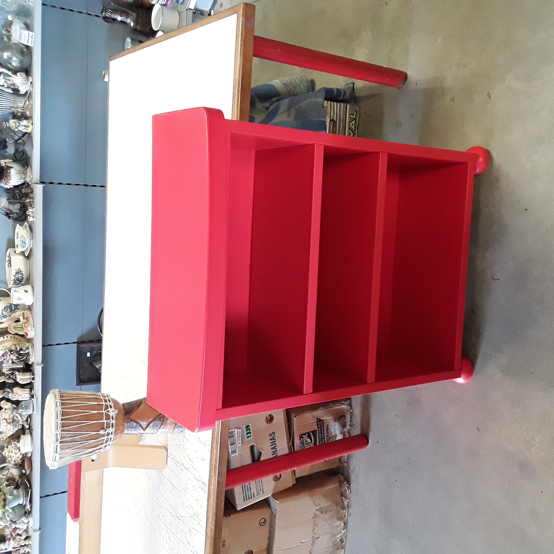 <p>Meuble rouge  2 planches<br />40,00 € T.T.C<br /><a href="/Article/124353?type=depose" style="color:white;" target="_blank">Lien vers l'article</a></p>