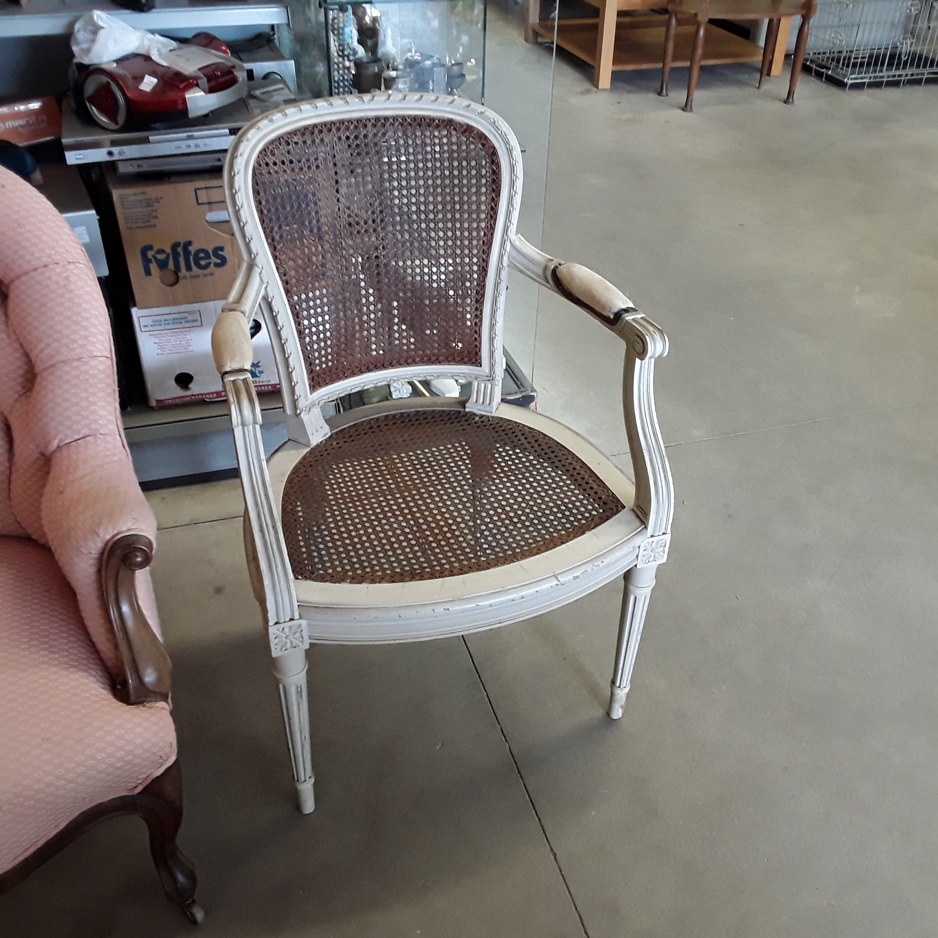 <p>Fauteuil Style Louis XVI<br />canné patiné blanc<br />32,00 € T.T.C<br /><a href="/Article/122061?type=depose" style="color:white;" target="_blank">Lien vers l&#39;article</a></p>