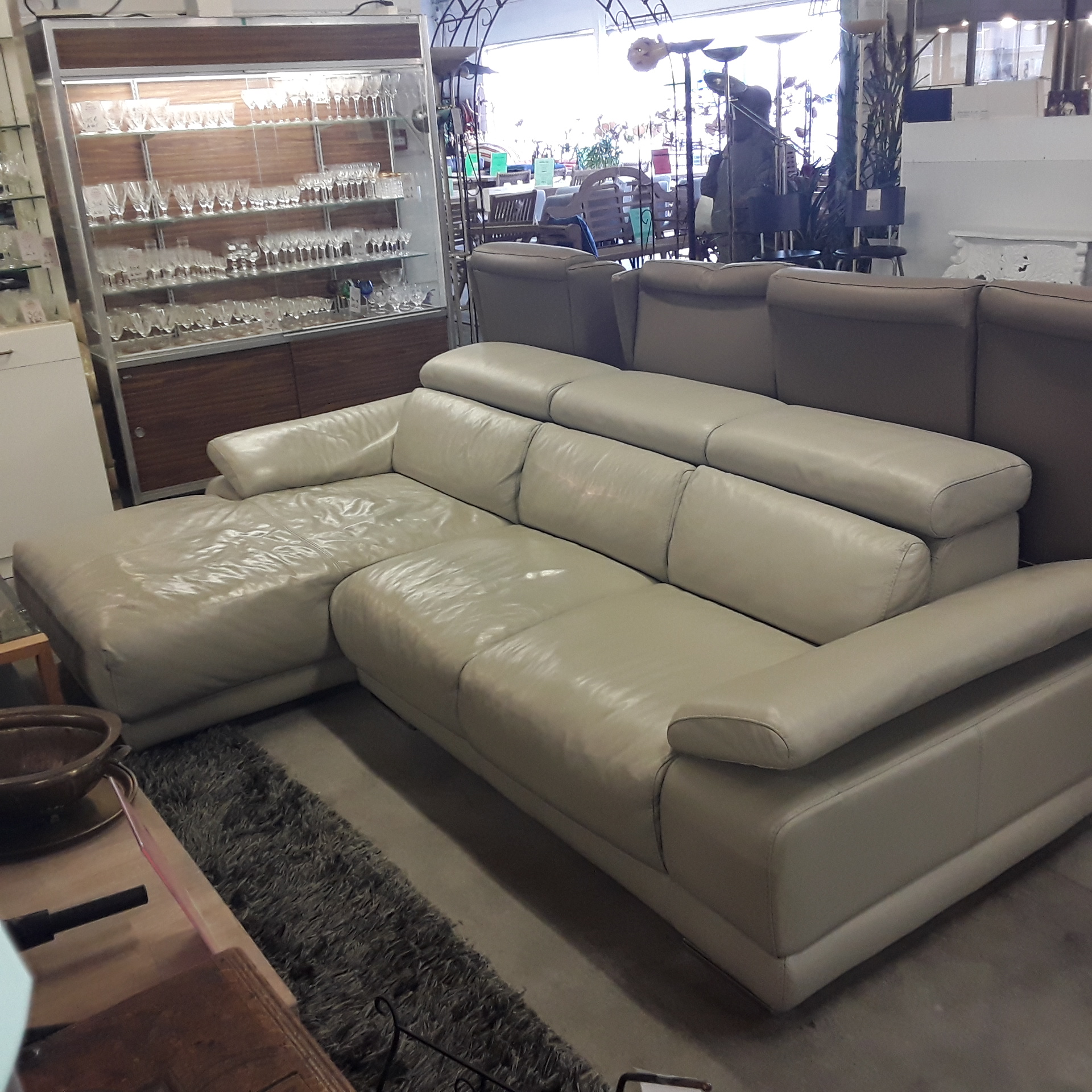 <p>Salon d'angle en cuir beige<br />Ambi'Home<br />500,00 € T.T.C<br /><a href="/Article/122344?type=depose" style="color:white;" target="_blank">Lien vers l'article</a></p>