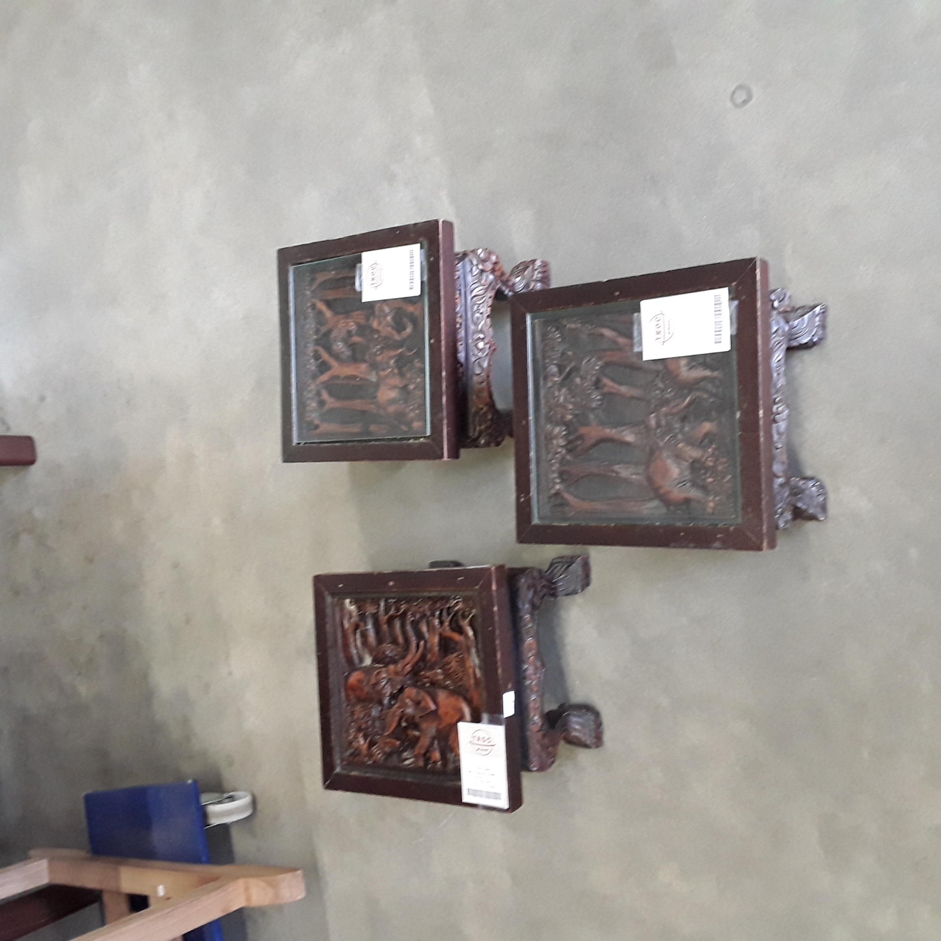 <p>Table d' appoint Travaillé<br />déco éléphant<br />30,00 € T.T.C<br /><a href="/Article/123535?type=depose" style="color:white;" target="_blank">Lien vers l'article</a></p>