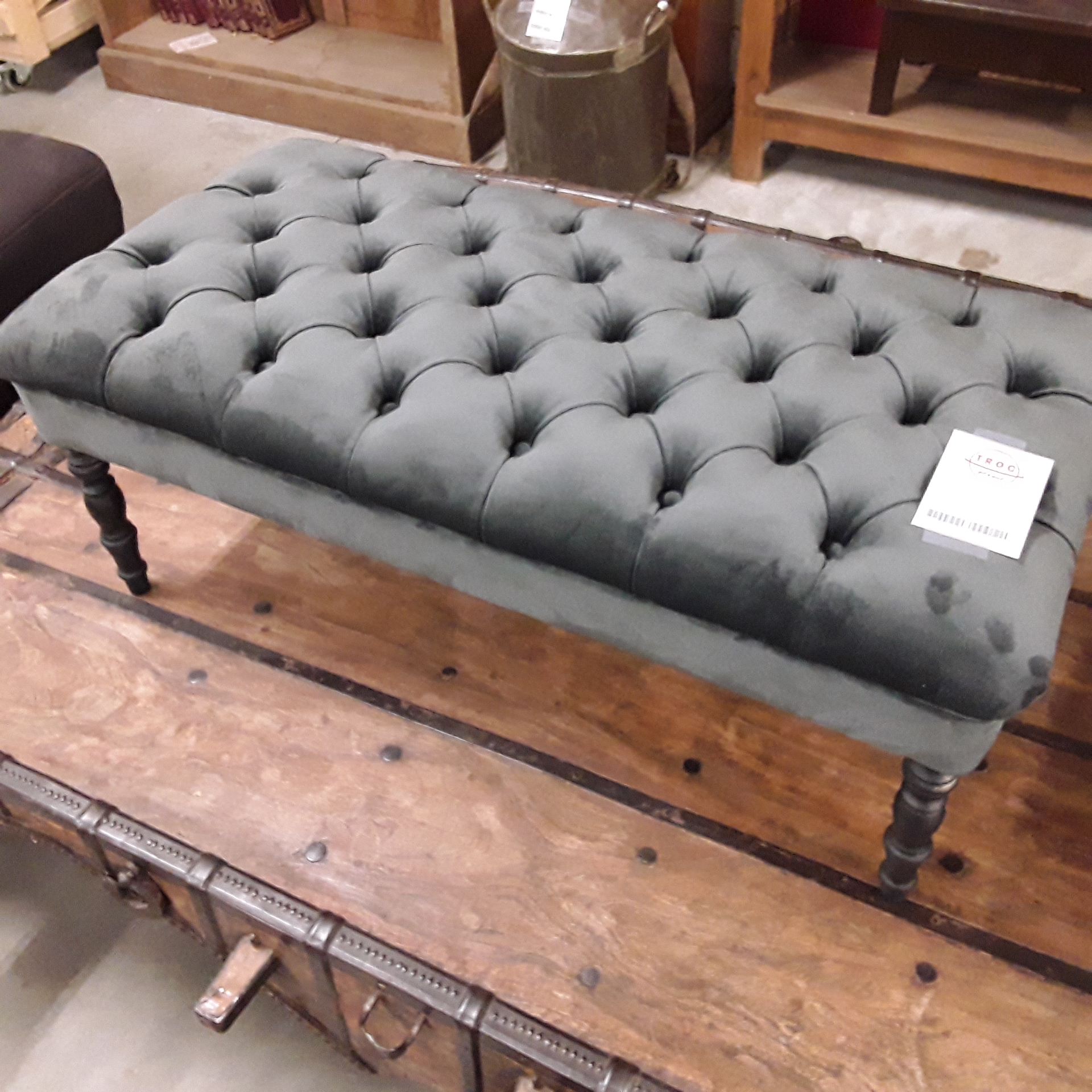 <p>Banquette velour capitonné<br />noir<br />250,00 € T.T.C<br /><a href="/Article/122306?type=depose" style="color:white;" target="_blank">Lien vers l&#39;article</a></p>