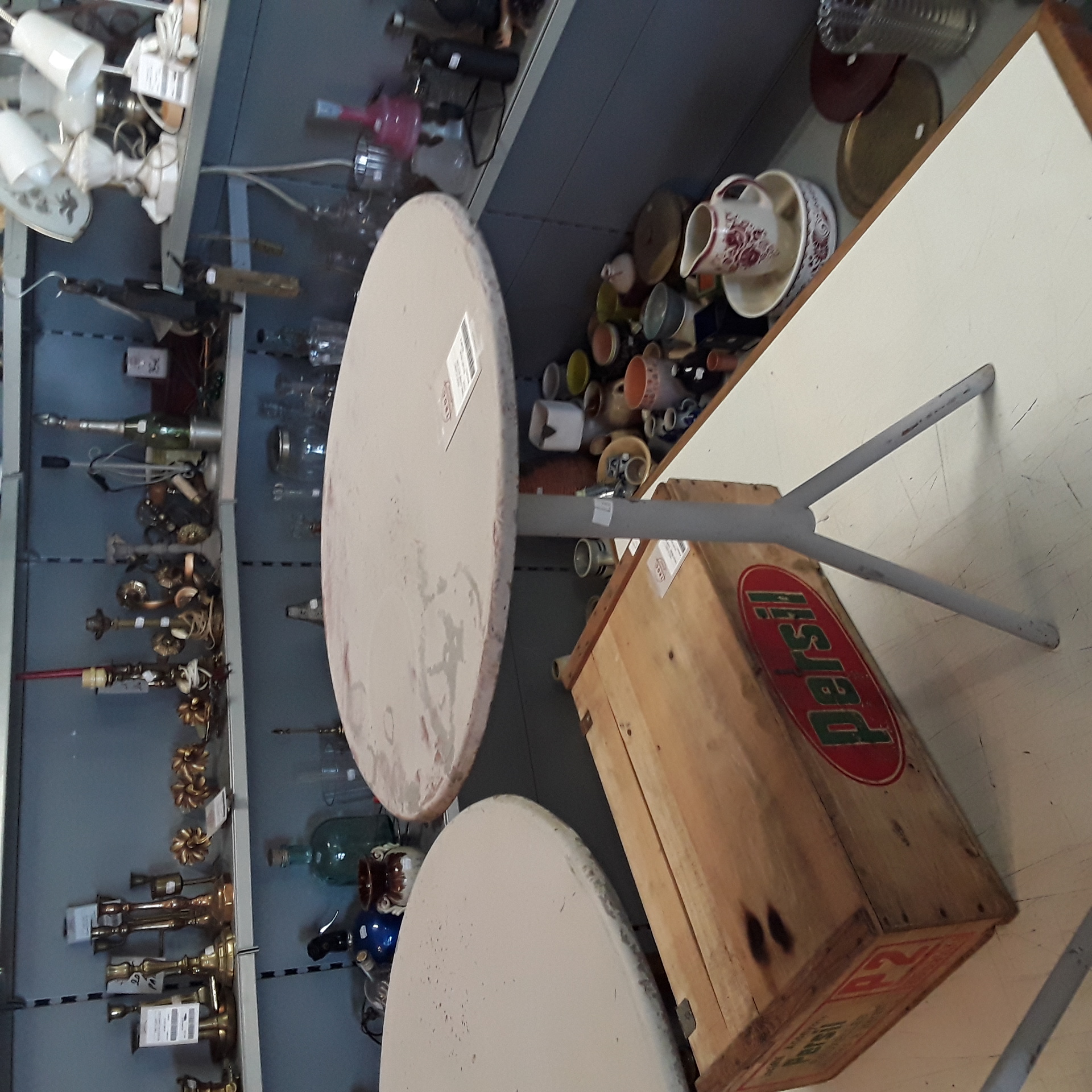 <p>Table métal gris clair<br /> ronde<br />25,00 € T.T.C<br /><a href="/Article/123396?type=depose" style="color:white;" target="_blank">Lien vers l'article</a></p>