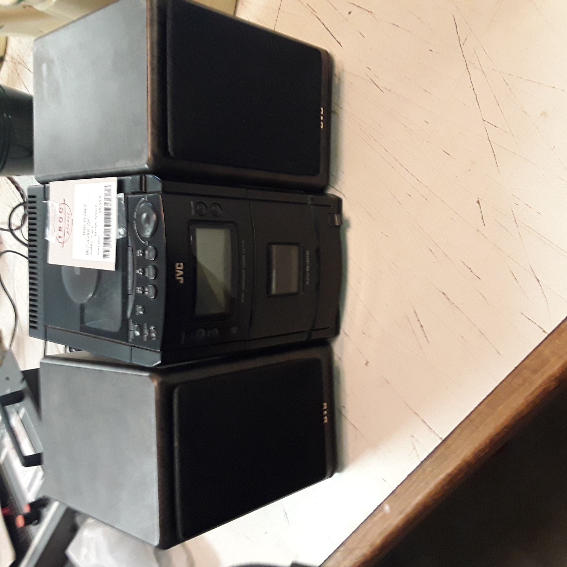 <p>Mini chaine JVC<br /> baffle  + acs<br />25,00 € T.T.C<br /><a href="/Article/123383?type=depose" style="color:white;" target="_blank">Lien vers l'article</a></p>