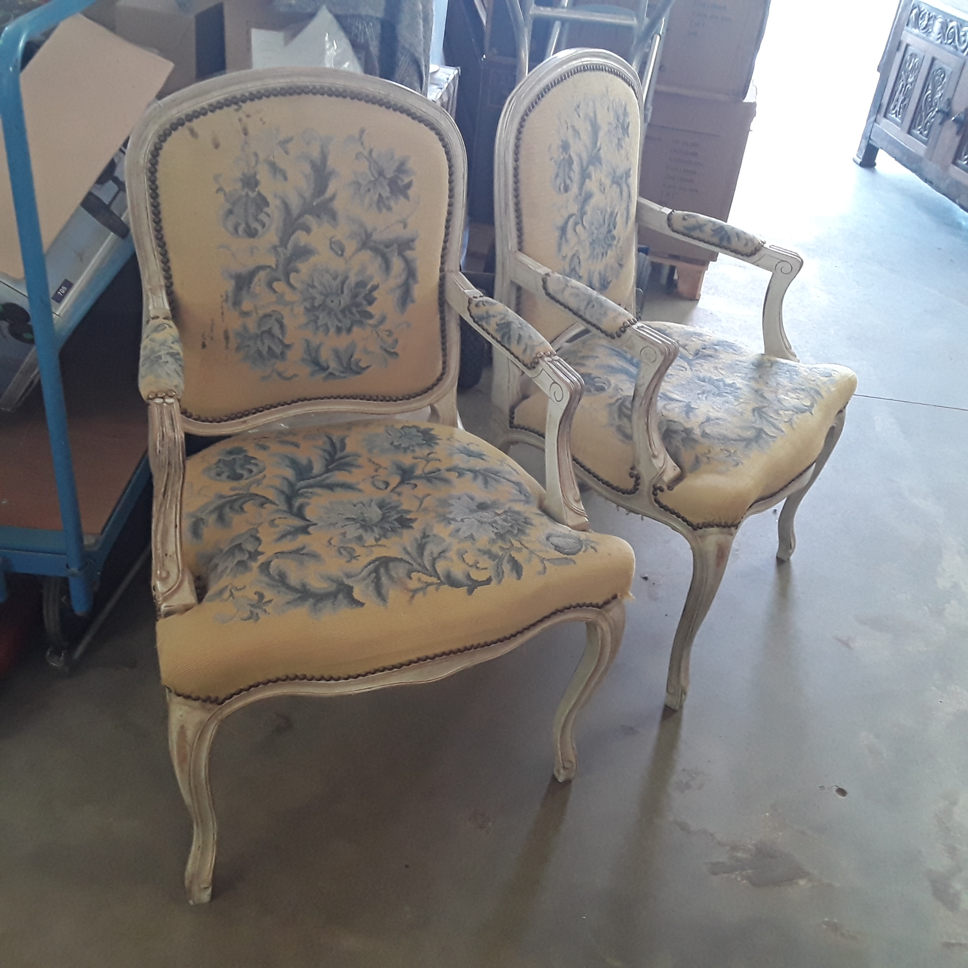 <p>Paire de fauteuils<br />Style Louis XV<br />60,00 € T.T.C<br /><a href="/Article/121820?type=depose" style="color:white;" target="_blank">Lien vers l&#39;article</a></p>