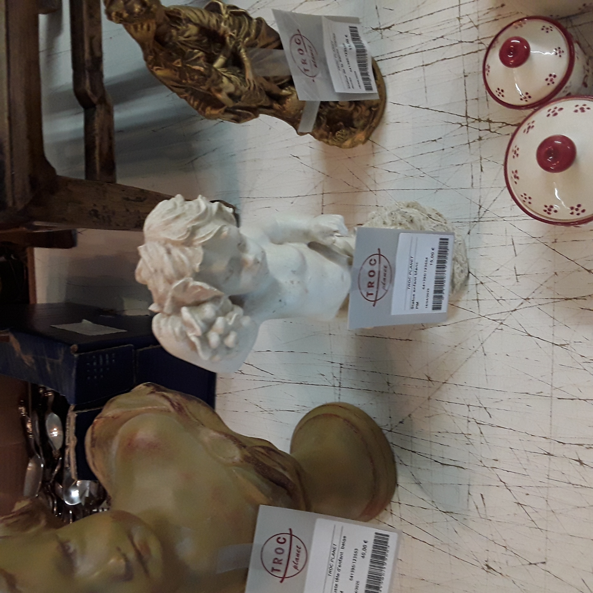 <p>Statue enfant blanc<br />PM<br />15,00 € T.T.C<br /><a href="/Article/123554?type=depose" style="color:white;" target="_blank">Lien vers l'article</a></p>