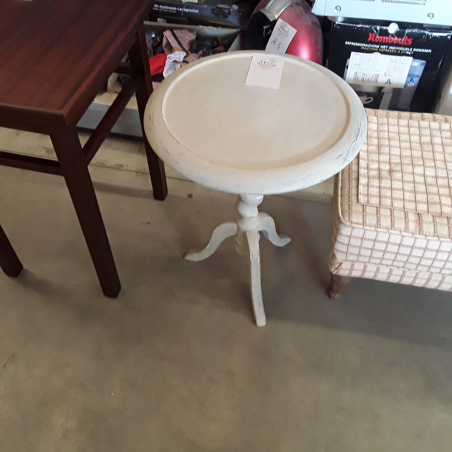 <p>Guéridon PM peint blanc<br />25,00 € T.T.C<br /><a href="/Article/122248?type=depose" style="color:white;" target="_blank">Lien vers l&#39;article</a></p>