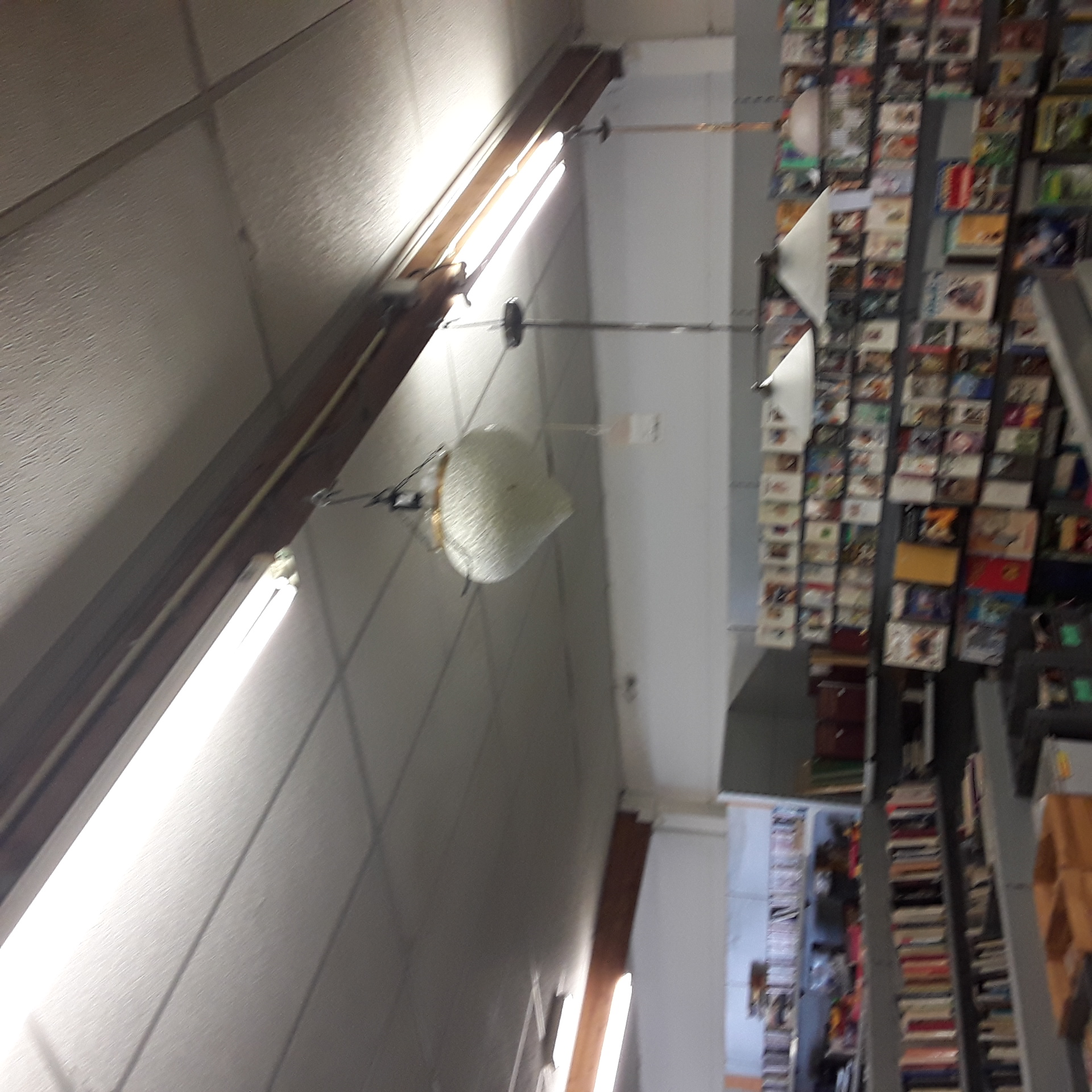 <p>Lampadaire en verre <br />à suspendre<br />30,00 € T.T.C<br /><a href="/Article/124316?type=depose" style="color:white;" target="_blank">Lien vers l'article</a></p>